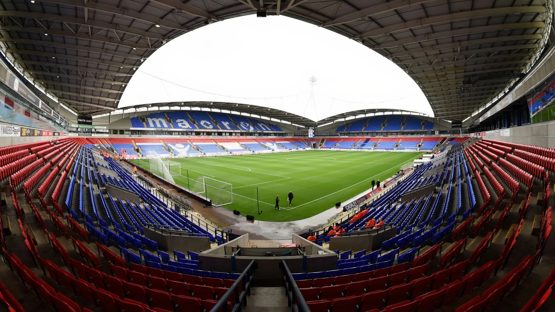 Amario Cozier-Duberry ăn mừng bàn thắng ngoạn mục cho Bolton