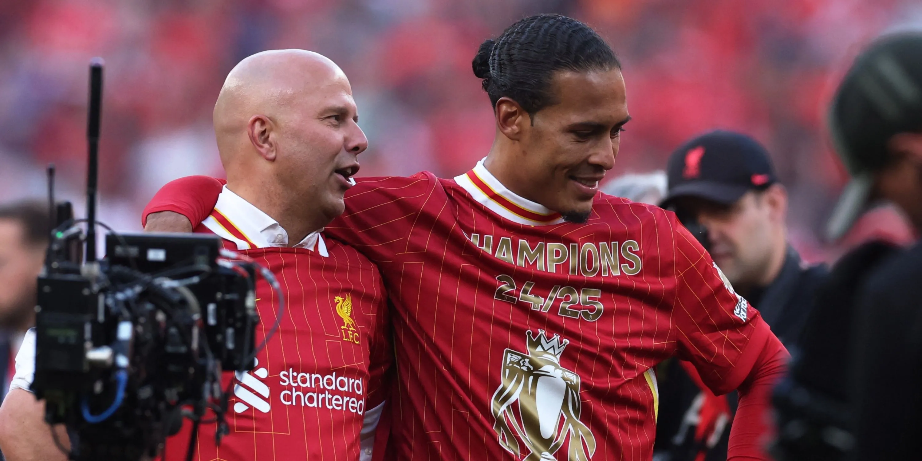 Arne Slot và Virgil van Dijk trong ảnh ghép liên quan đến Liverpool và các dự đoán bảng xếp hạng