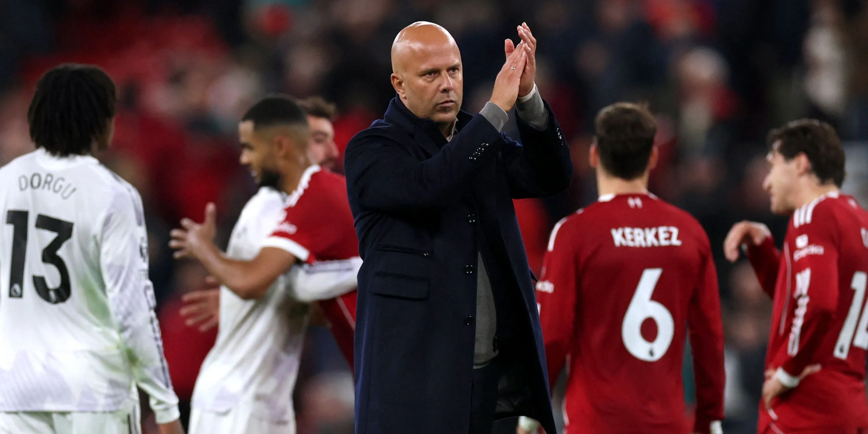 Arne Slot vỗ tay chào CĐV Anfield sau trận