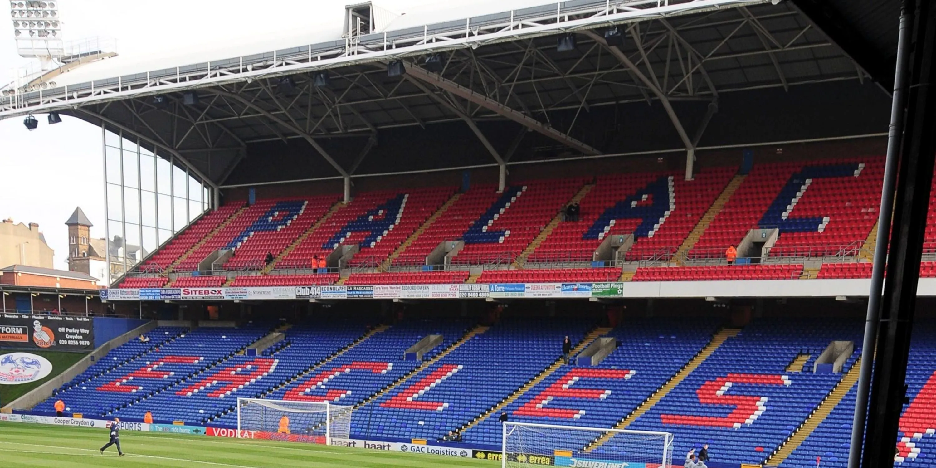 Bên trong Selhurst Park, sân nhà của Crystal Palace với khán giả tạo nên bầu không khí sôi động