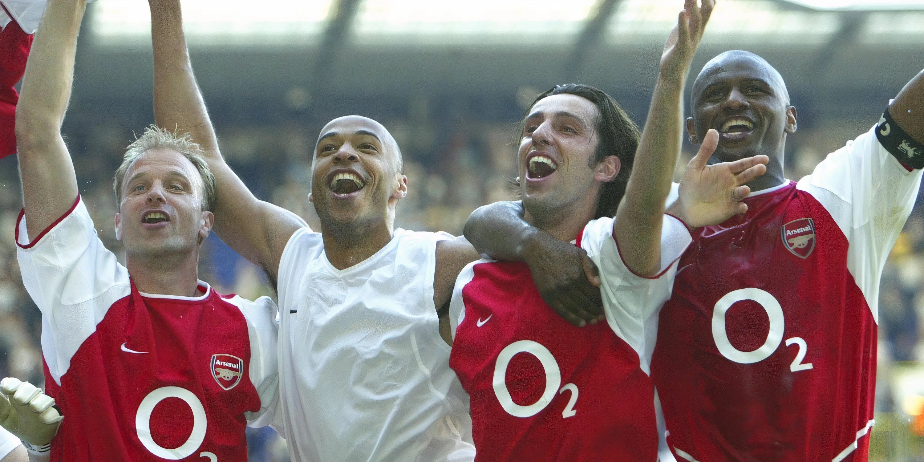 Bergkamp và Henry trong màu áo Arsenal tại White Hart Lane, biểu tượng của bộ đôi tấn công đã định hình kỷ nguyên vàng của CLB