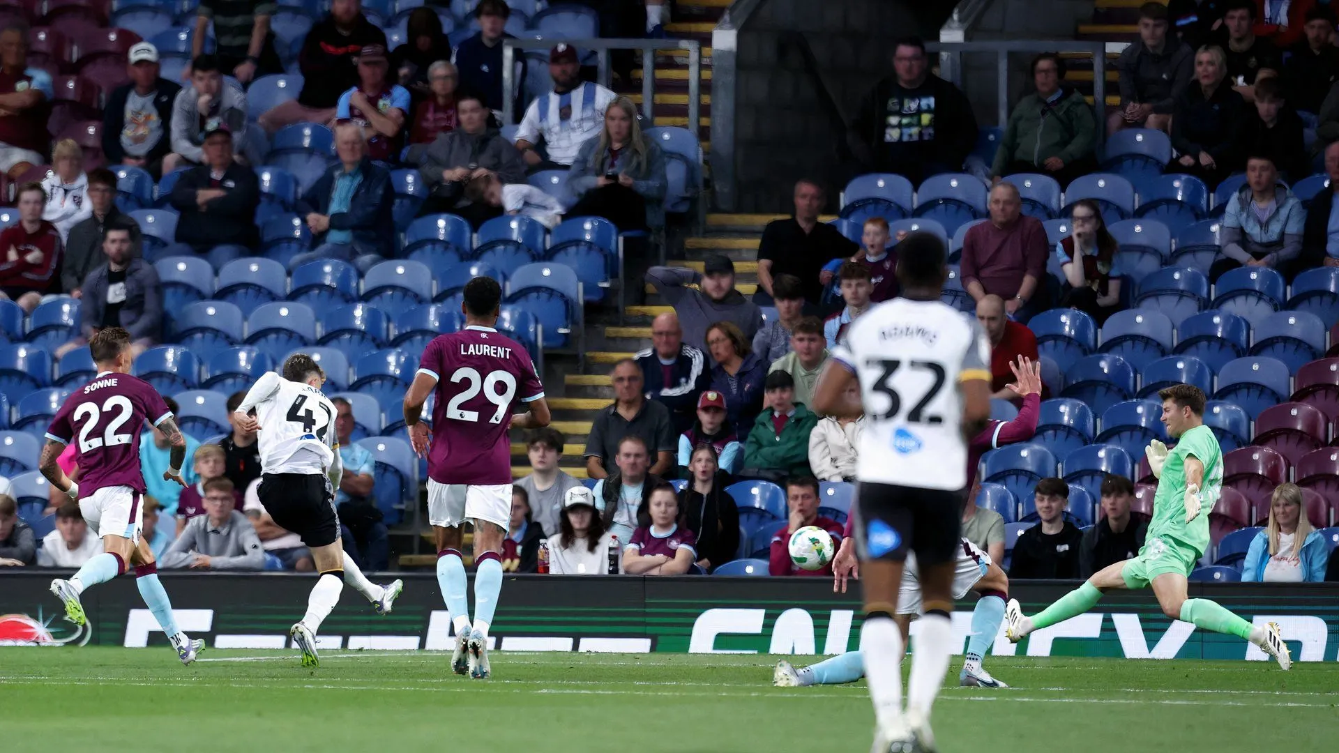 Bobby Clark ăn mừng bàn thắng cho Derby County trước Burnley - tiền vệ trẻ Bobby Clark đóng góp bàn thắng quan trọng