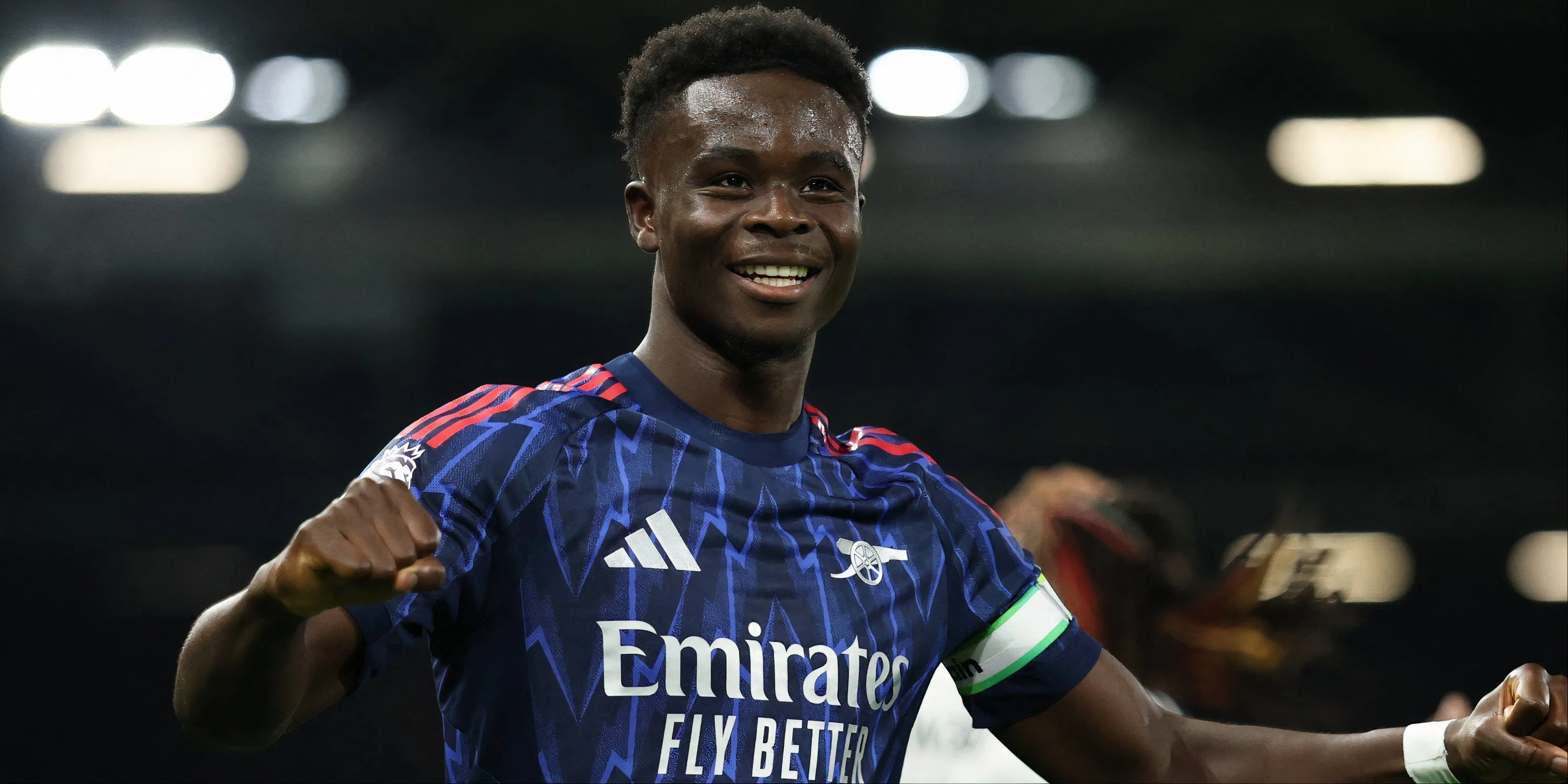 Bukayo Saka tấn công bên phải cho Arsenal