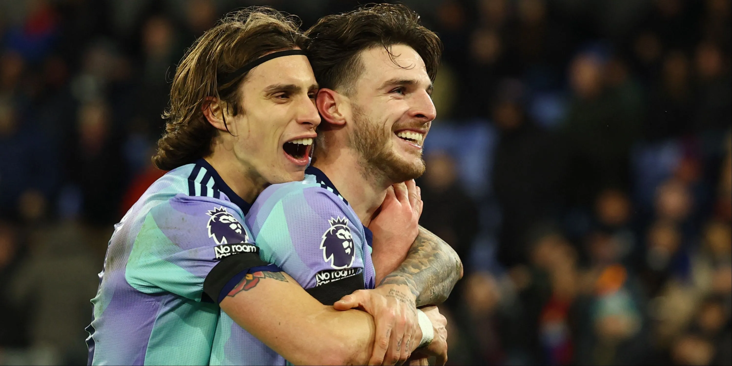 Calafiori phối hợp cùng Declan Rice trong khu trung tuyến Arsenal