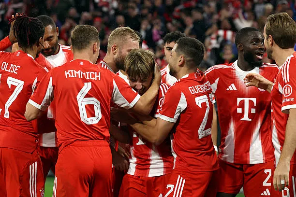 Cầu thủ Bayern ăn mừng chiến thắng 3-0 trước Mönchengladbach, thể hiện sức mạnh tấn công và kỷ luật chiến thuật