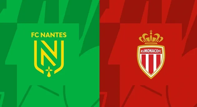 Cầu thủ Nantes khởi động trên sân Stade de la Beaujoire trước trận tiếp Monaco, bầu không khí sân nhà và biểu ngữ cổ động viên