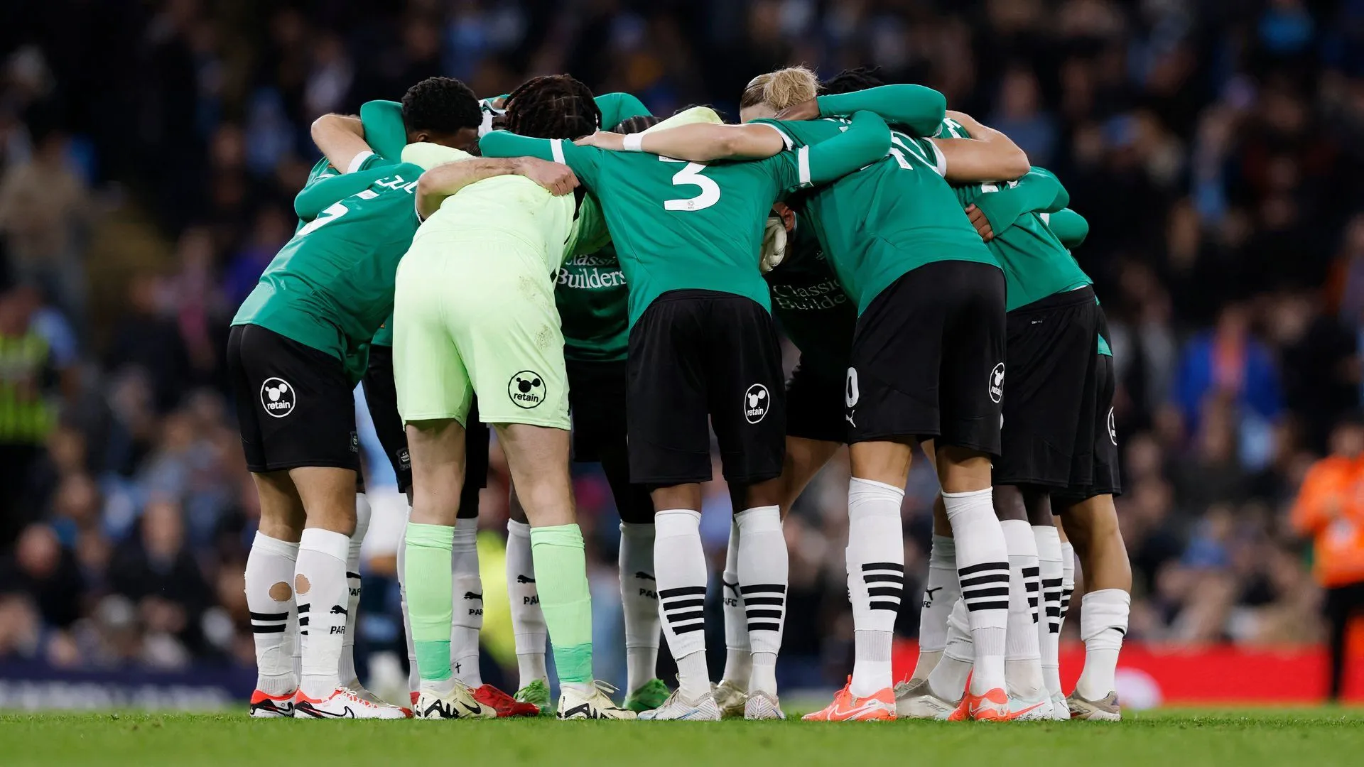 Cầu thủ Plymouth Argyle tranh bóng trong một trận đấu ở Home Park, phản ánh phong độ bấp bênh của đội