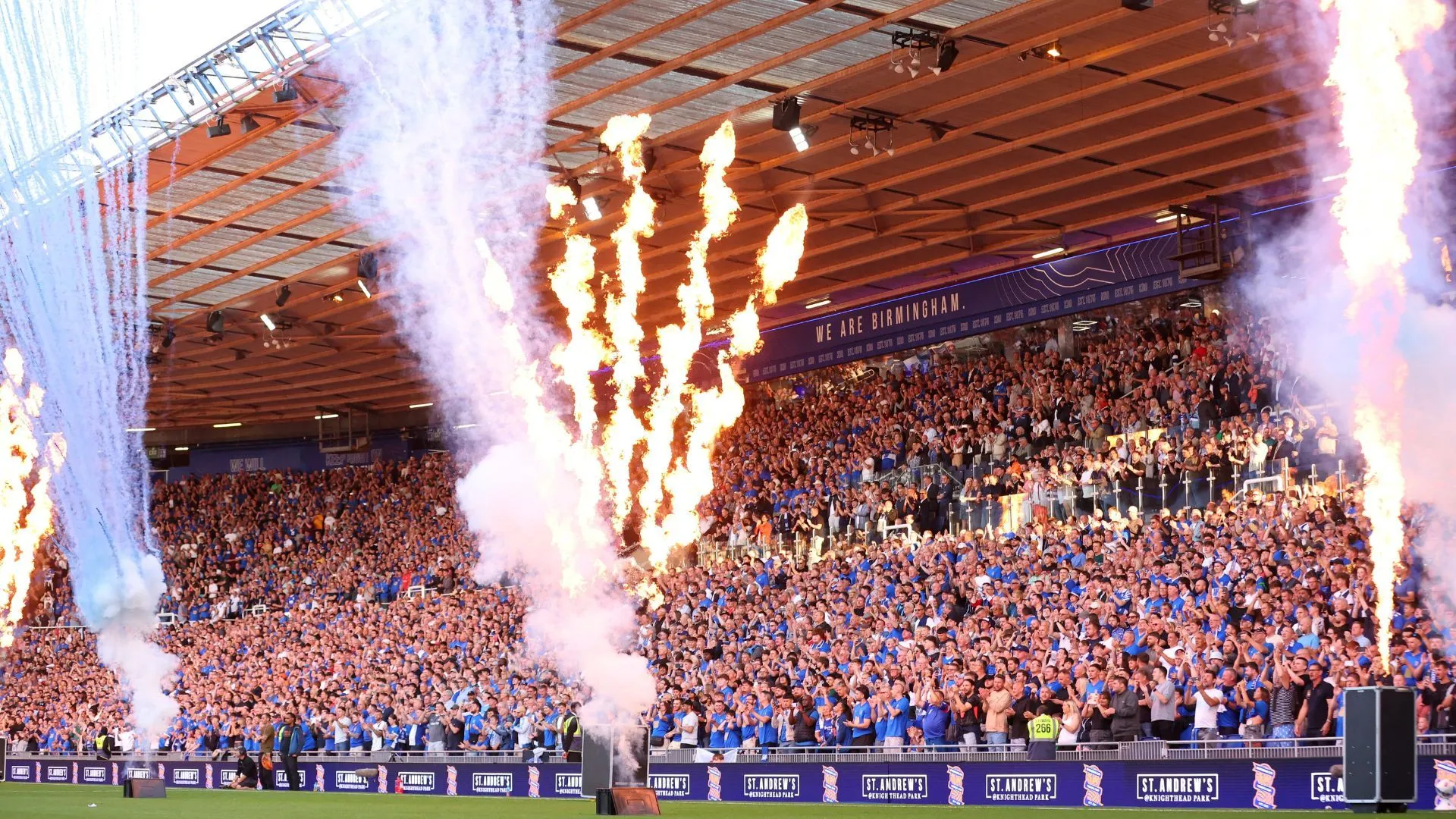 Cấu trúc ống khói lấy cảm hứng công nghiệp cho sân mới của Birmingham City