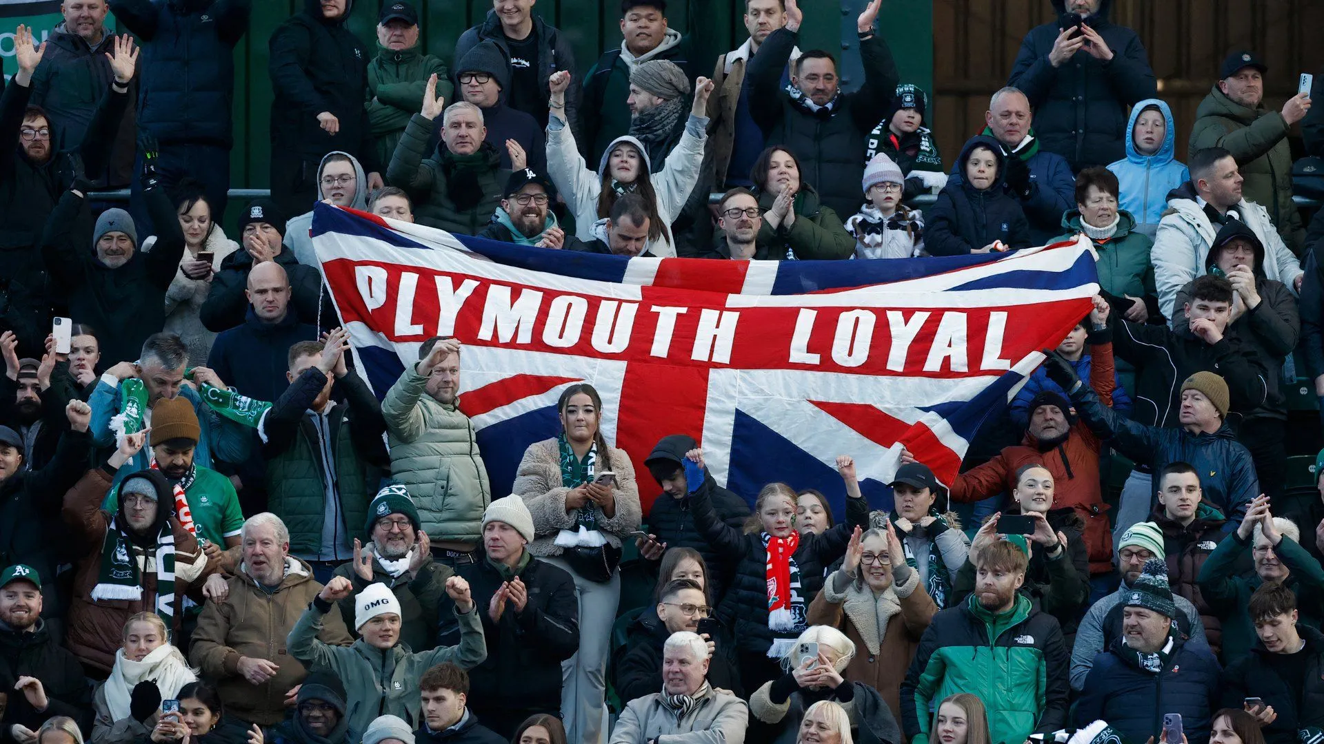 CĐV Plymouth Argyle biểu tình phản ánh nỗi lo lắng của người hâm mộ và áp lực lên ban lãnh đạo