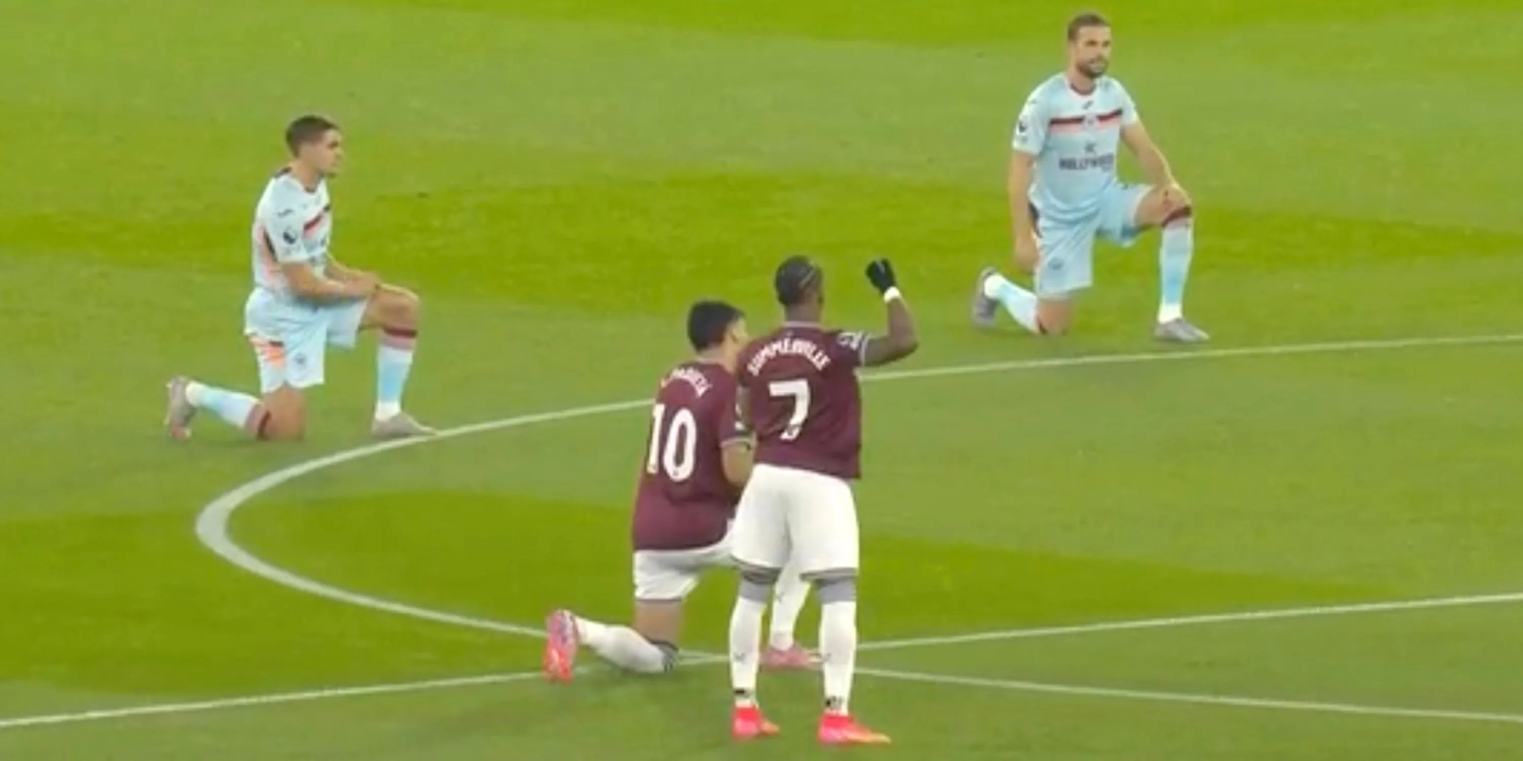 Cổ động viên phản ứng khi cầu thủ quỳ xuống trong một vòng đấu Premier League thuộc chiến dịch No Room For Racism