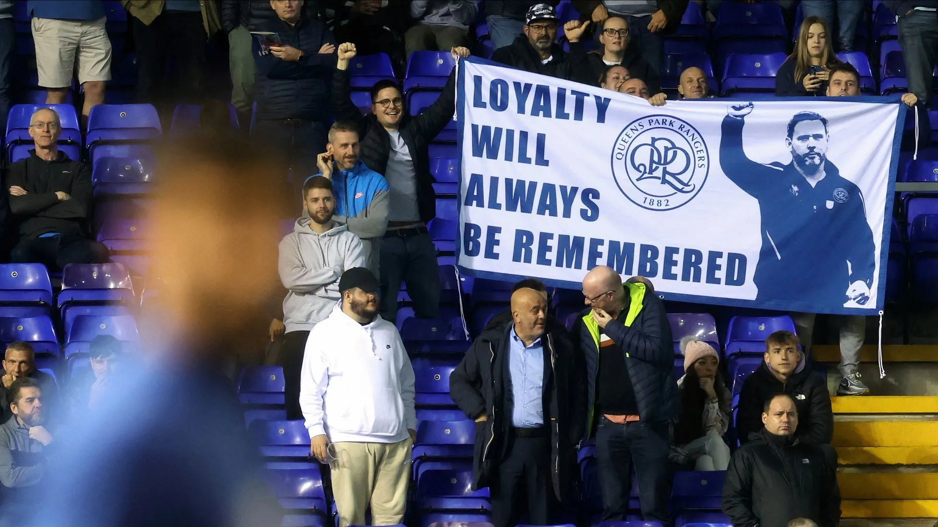 Cổ động viên QPR trên khán đài nhiệt thành, hình ảnh phản ánh sức sống mới của đội bóng Hoops ở Championship