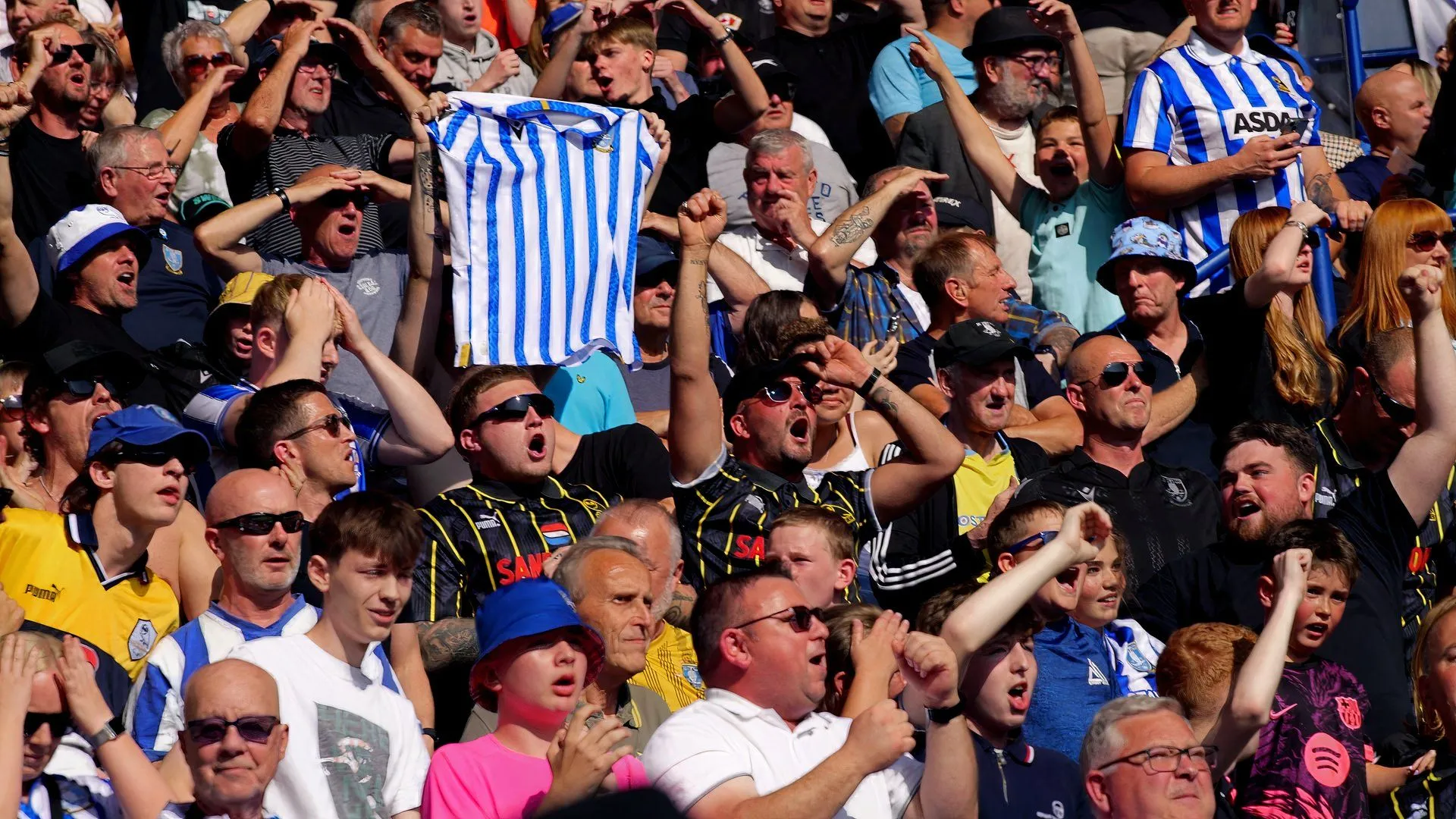 Cổ động viên Sheffield Wednesday ăn mừng tại King Power, phản ánh sự trở lại của người hâm mộ sau thông tin chuyển nhượng