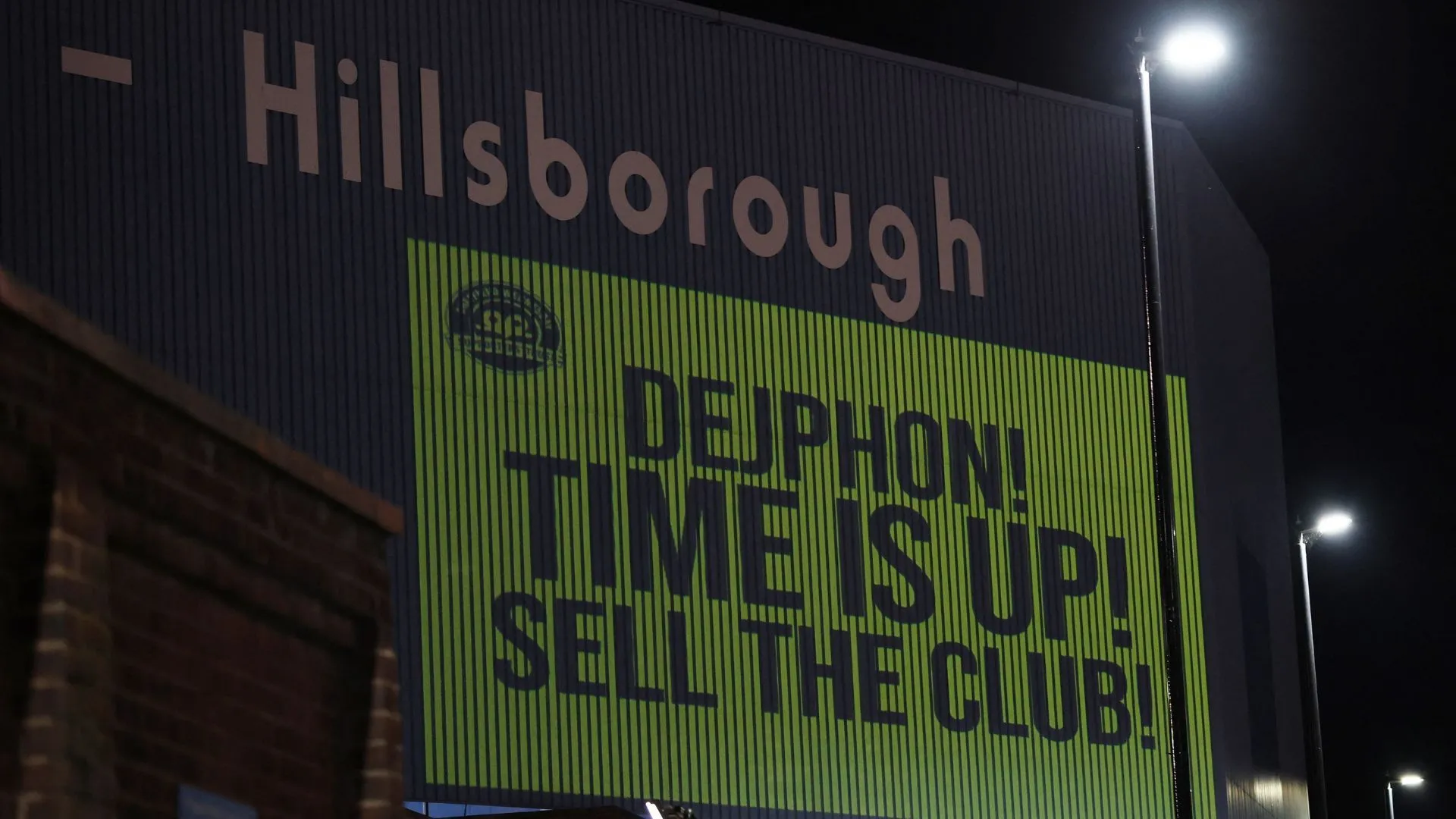 Cổ động viên Sheffield Wednesday biểu tình và ăn mừng sự trở lại của câu lạc bộ tại Hillsborough