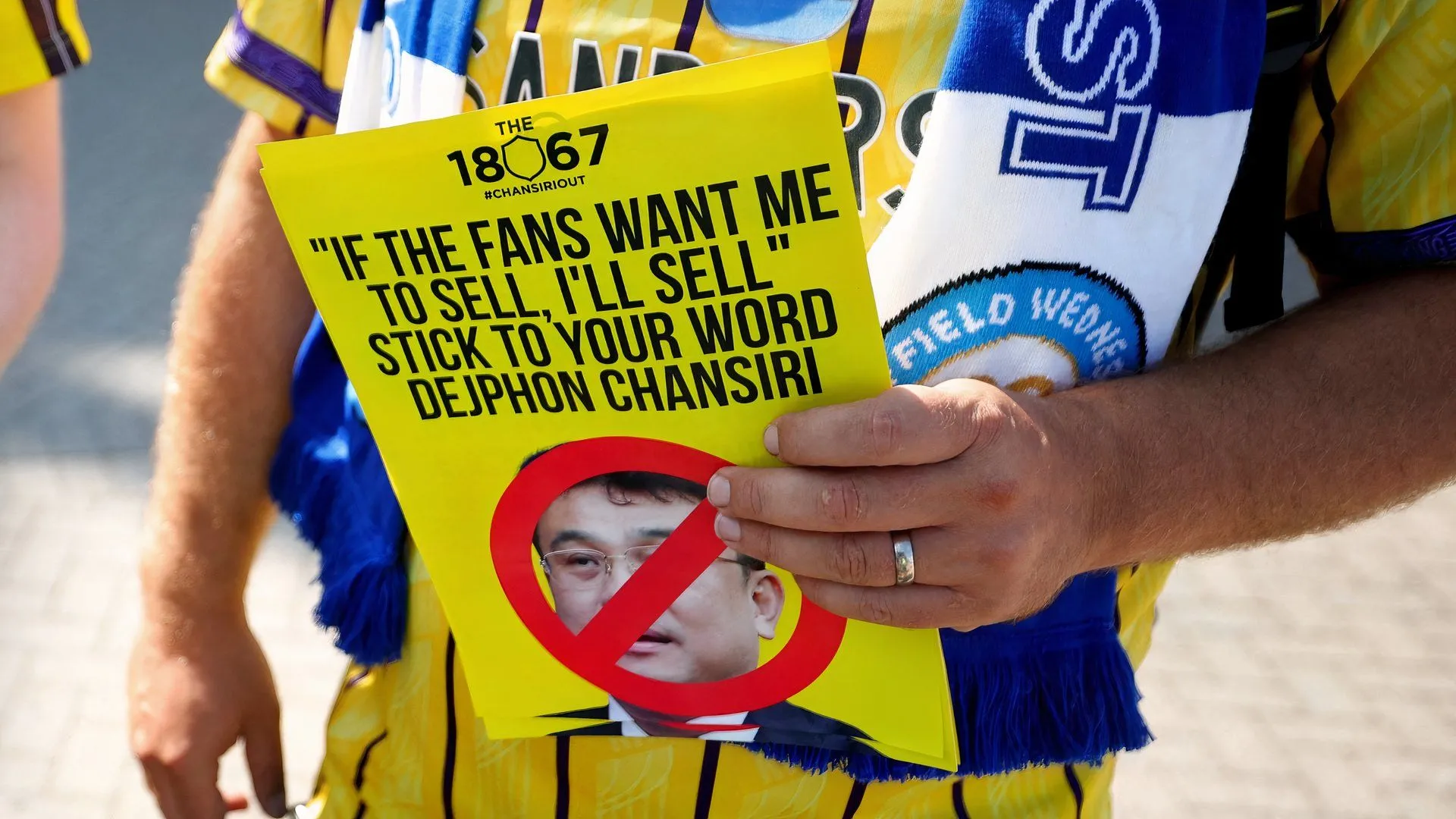 Cổ động viên Sheffield Wednesday cầm tờ rơi phản đối chủ sở hữu Dejphon Chansiri tại Hillsborough