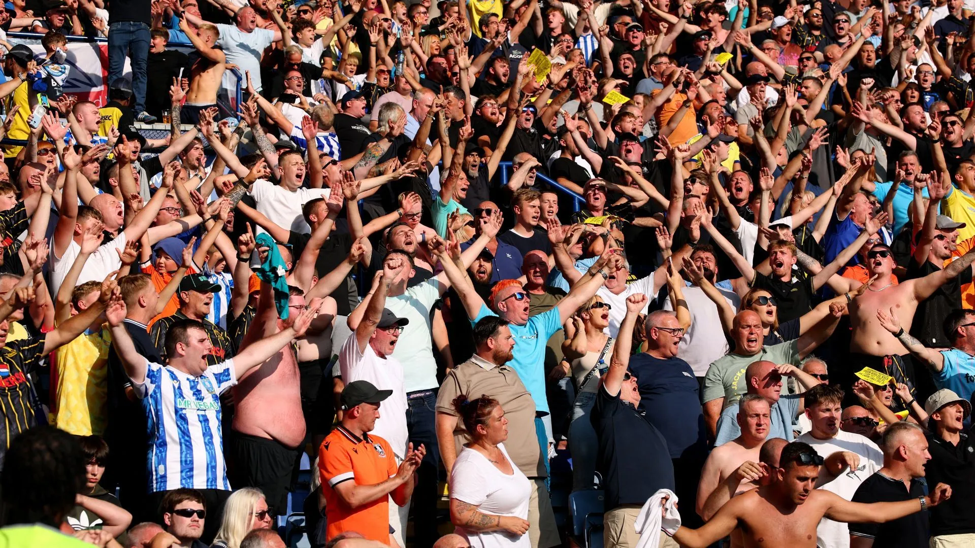 Cổ động viên Sheffield Wednesday phản ứng khi Joe Lumley rời CLB