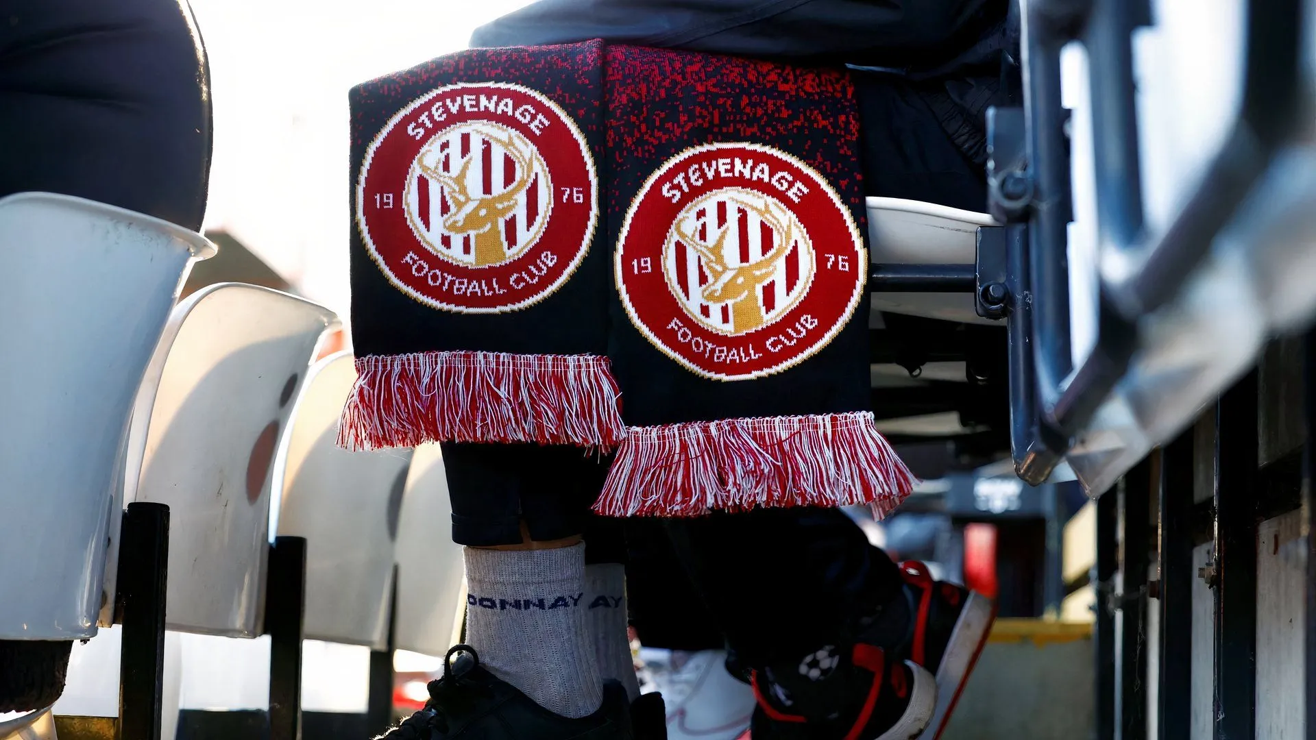 Cổ động viên Stevenage với khăn quàng tại Lamex, phản ánh kỳ vọng CLB sớm tăng cường đội hình