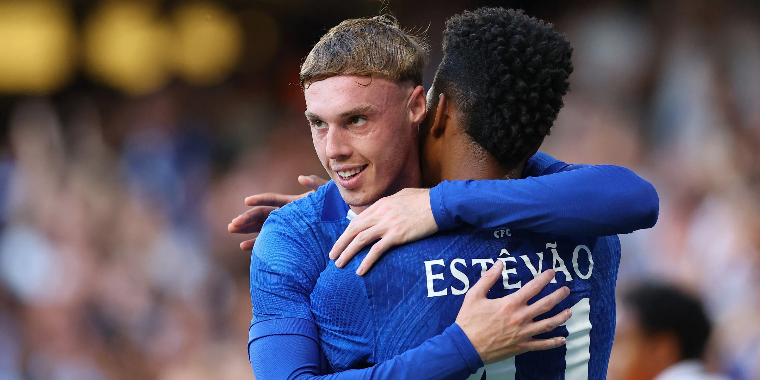 Cole Palmer và Estevao trao đổi chiến thuật khi Chelsea đá Europa League