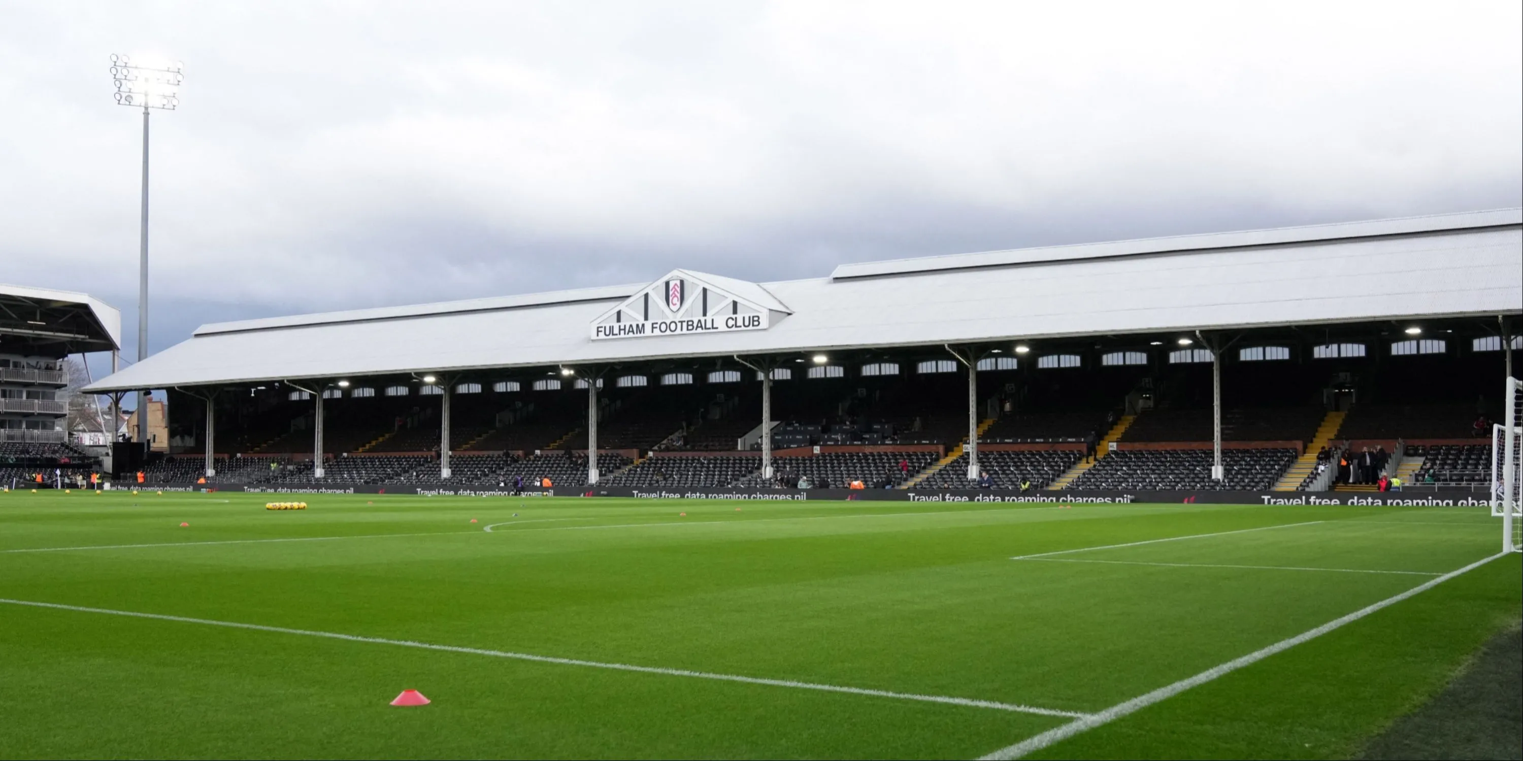 Craven Cottage với khung cảnh truyền thống, nơi Fulham tận dụng lợi thế sân bãi