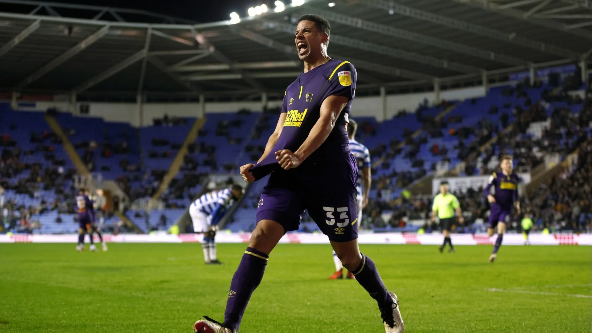 Curtis Davies trong màu áo Derby County, cựu trung vệ tham gia trận quyền Anh từ thiện