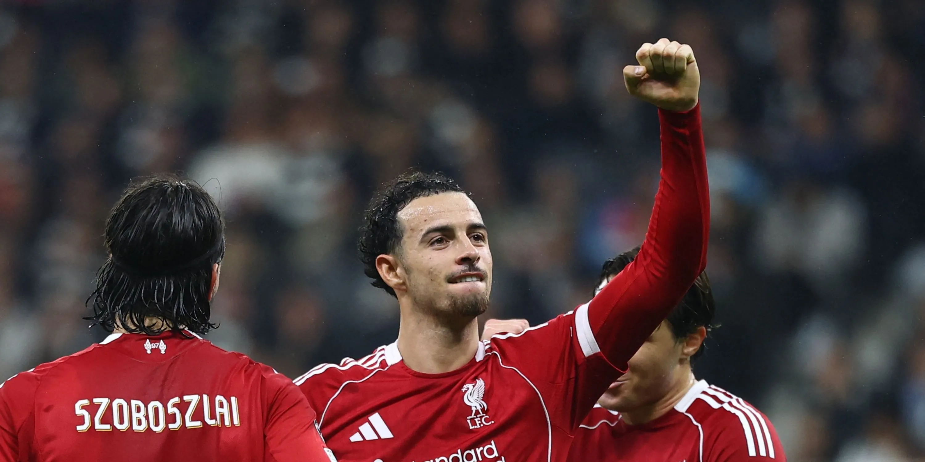 Curtis Jones trong màu áo Liverpool, mẫu tiền vệ liên kết đa năng