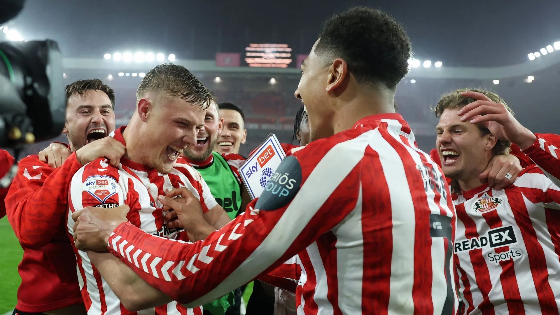 Dan Ballard ăn mừng cùng Jobe Bellingham cho Sunderland - hình ảnh liên quan mức lương và đóng góp thăng hạng