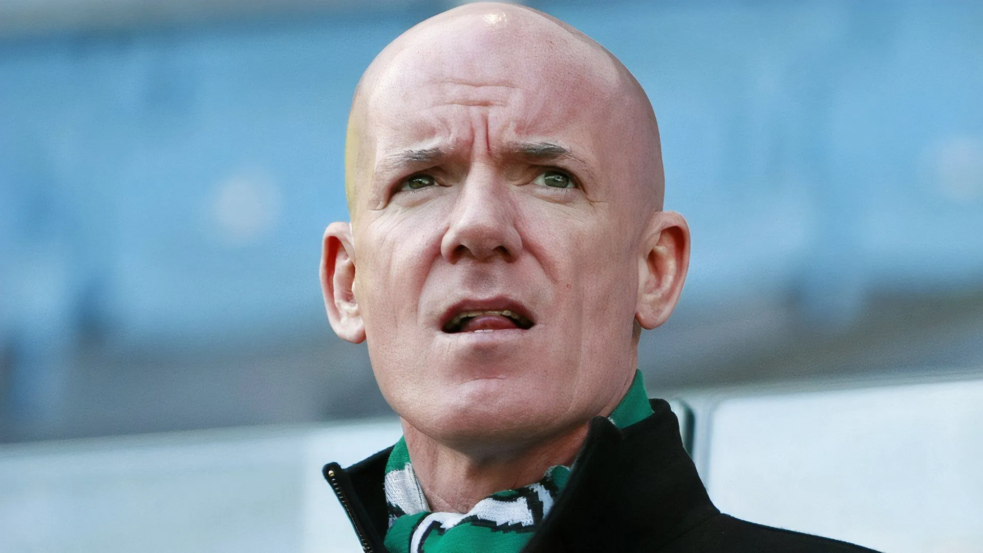 Dermot Gallagher xem lại tình huống tại sân CBS Arena, phân tích pha bóng giữa Mehmeti và Iwata