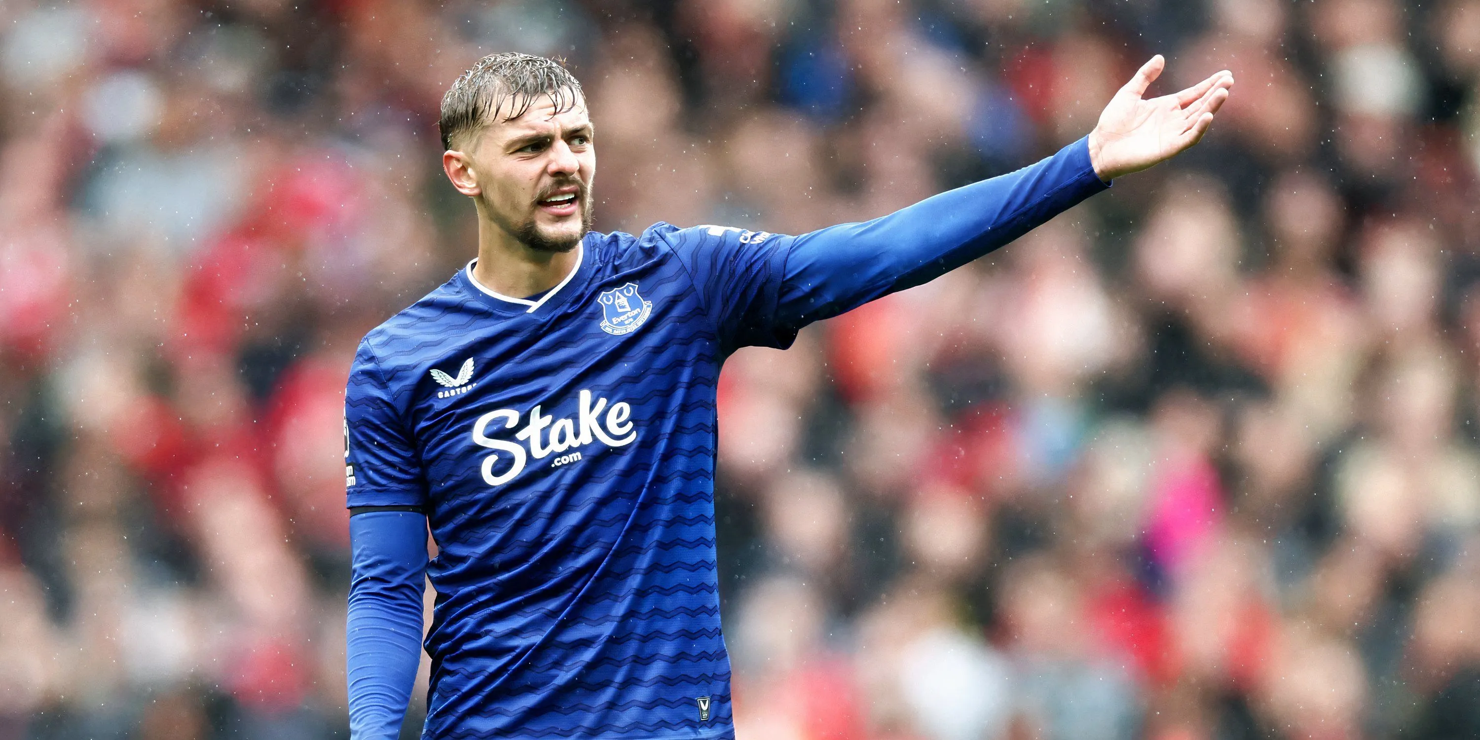 Dewsbury-Hall trong màu áo Everton, thực hiện pha di chuyển vào giữa sân