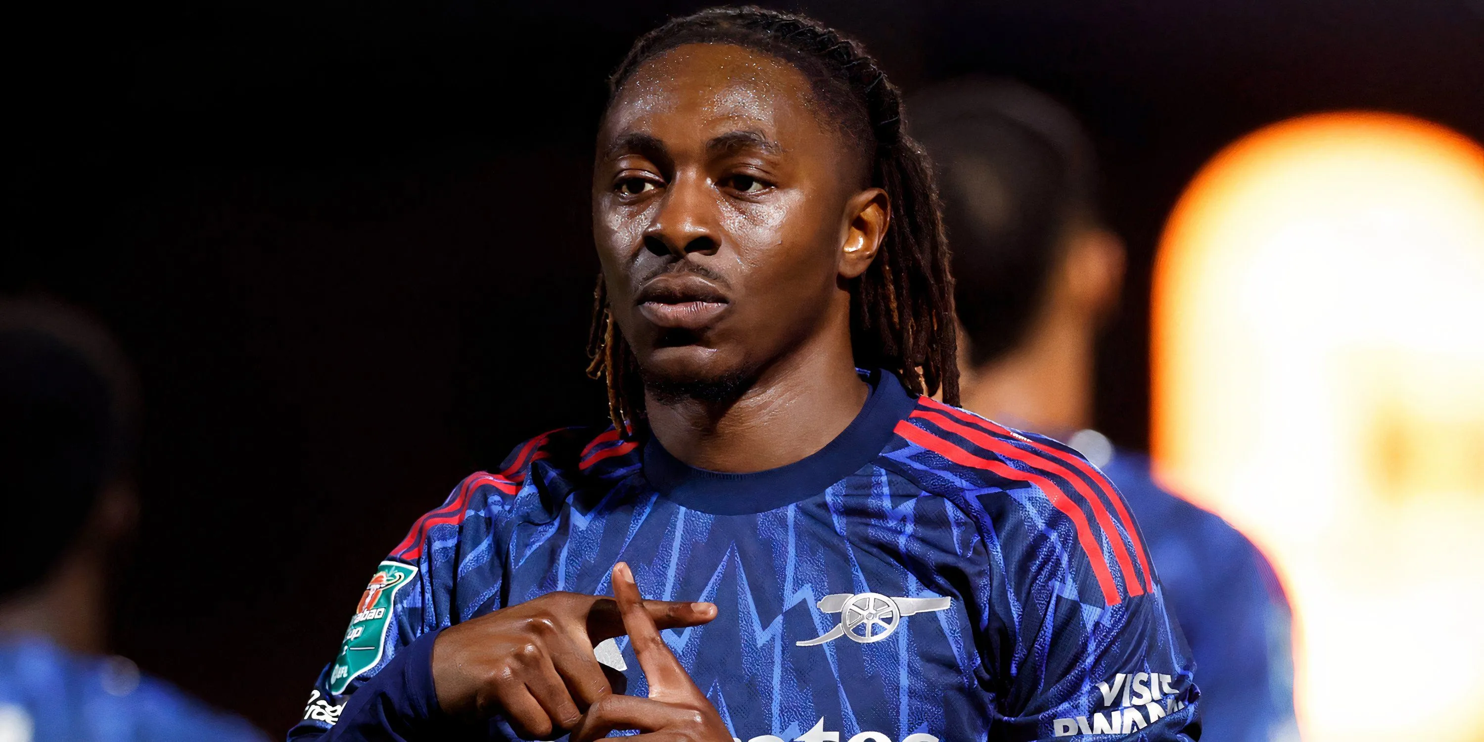 Eberechi Eze ăn mừng kiến tạo cho Gyökeres trong màu áo Arsenal, minh họa khả năng kết hợp tấn công của cặp đôi mới