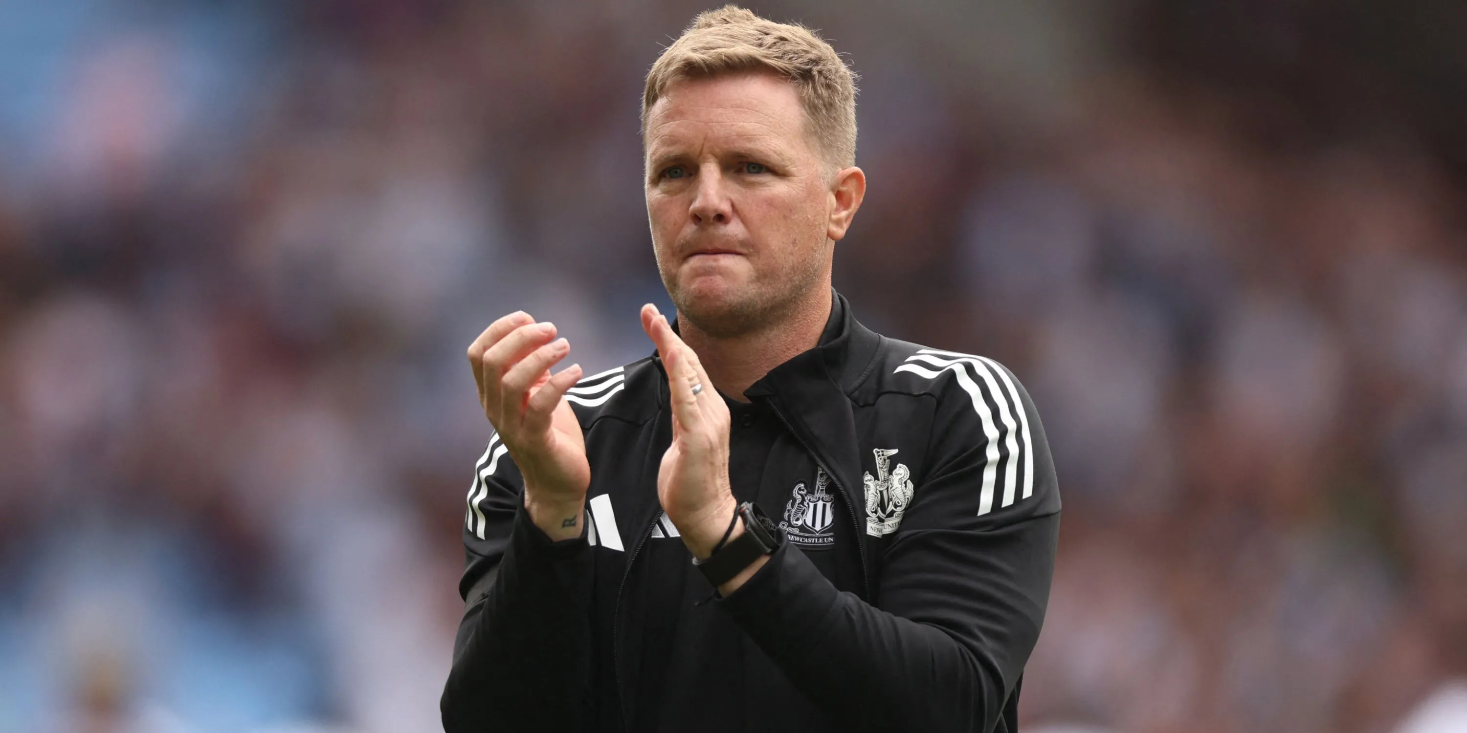 Eddie Howe trên đường piste St James' Park, chỉ đạo trận đấu
