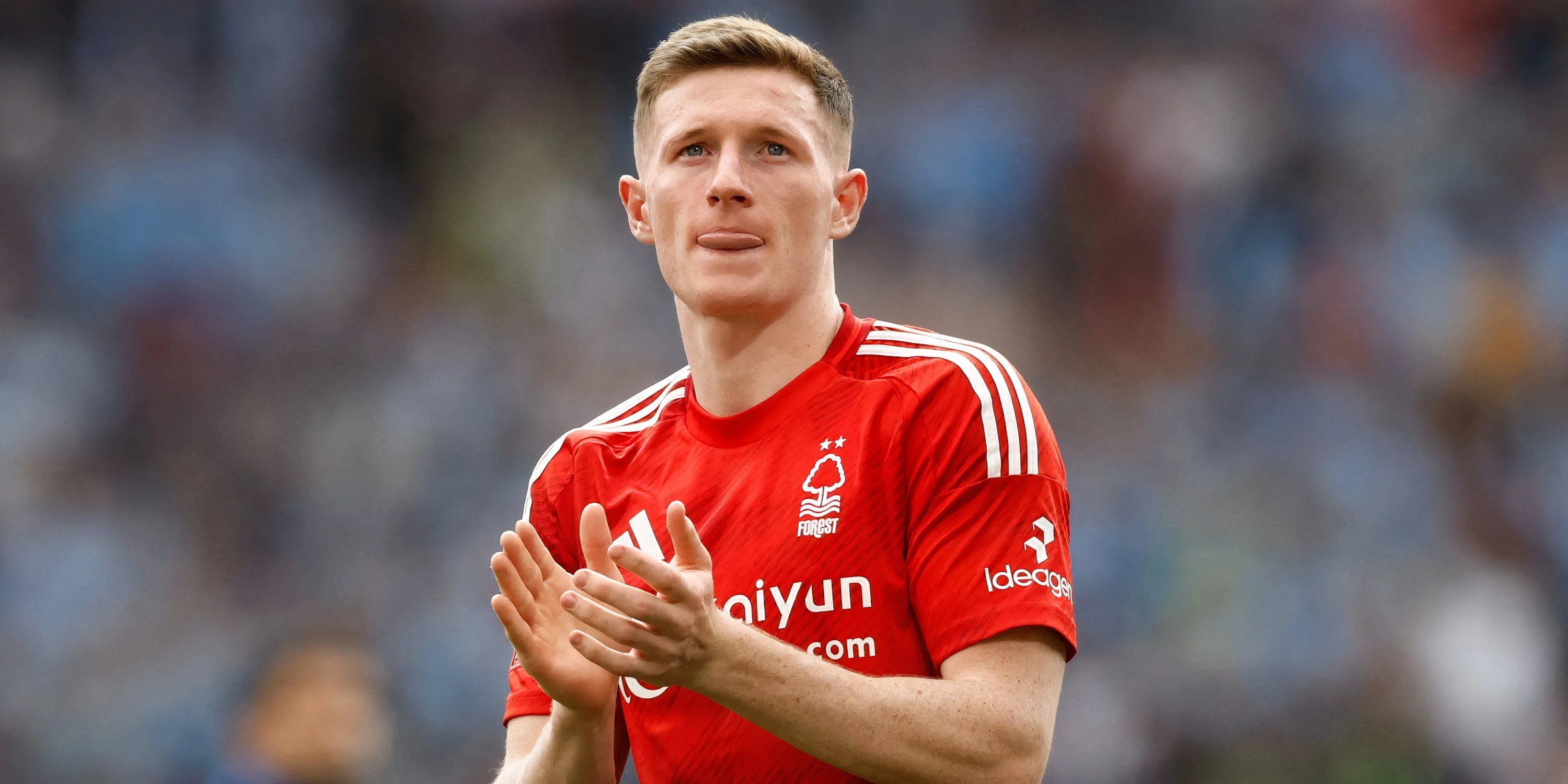 Elliot Anderson thi đấu cho Nottingham Forest, hình ảnh tập trung vào vai trò tiền vệ phòng ngự