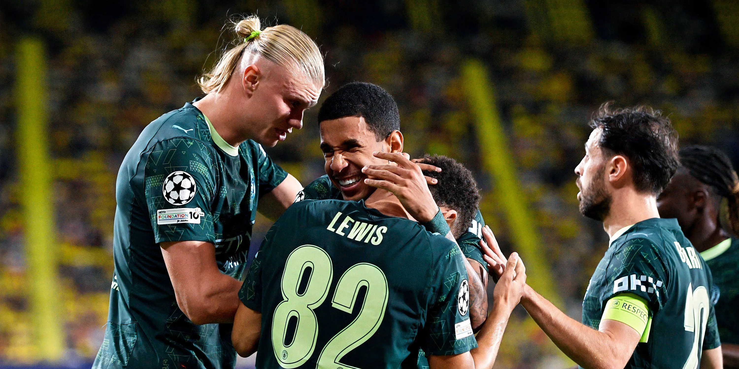 Erling Haaland ăn mừng bàn thắng cho Manchester City