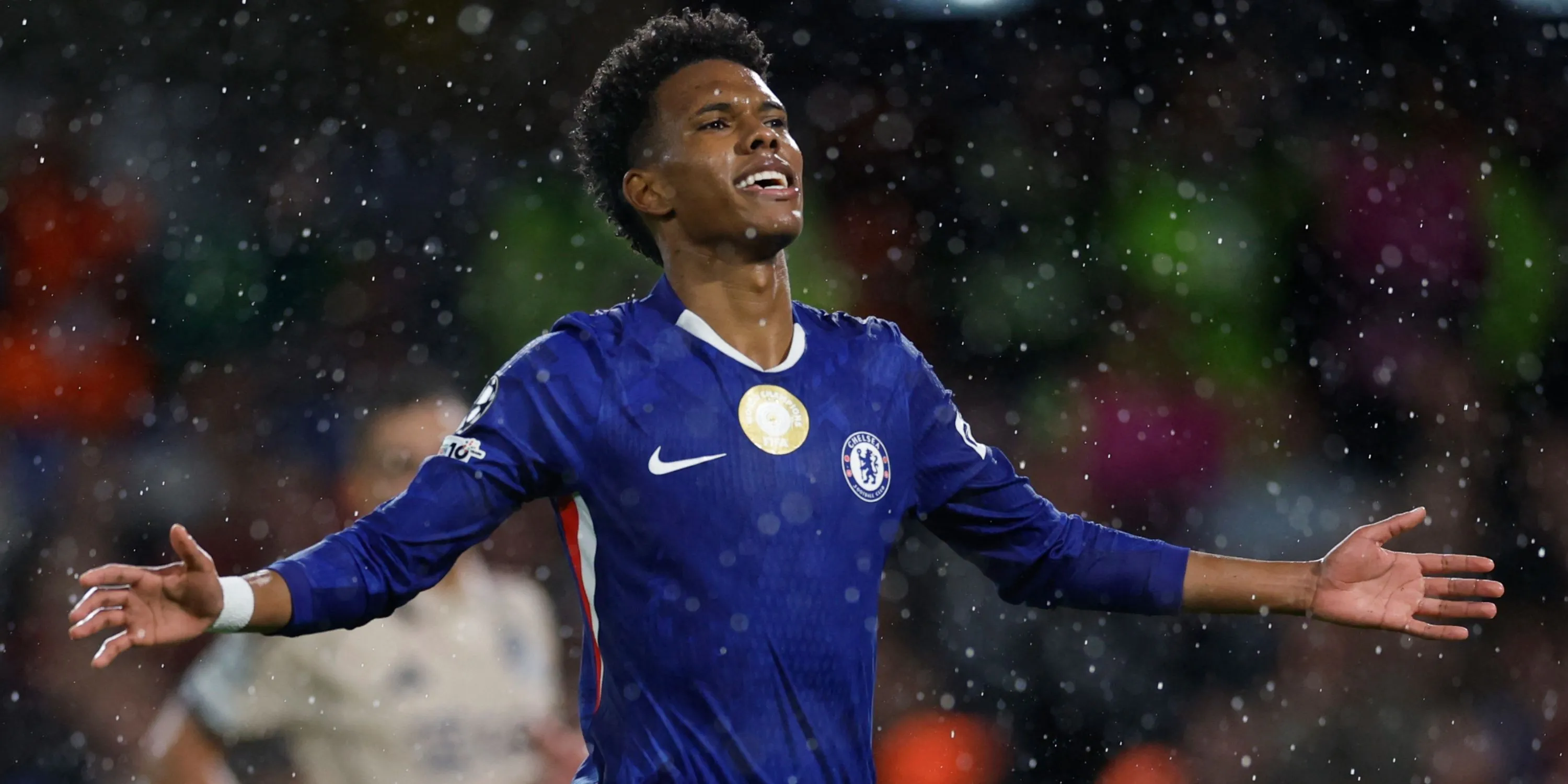 Estevao thực hiện quả phạt đền trong trận Chelsea vs Ajax, thể hiện sự bình tĩnh và tiềm năng ở vị trí số 10