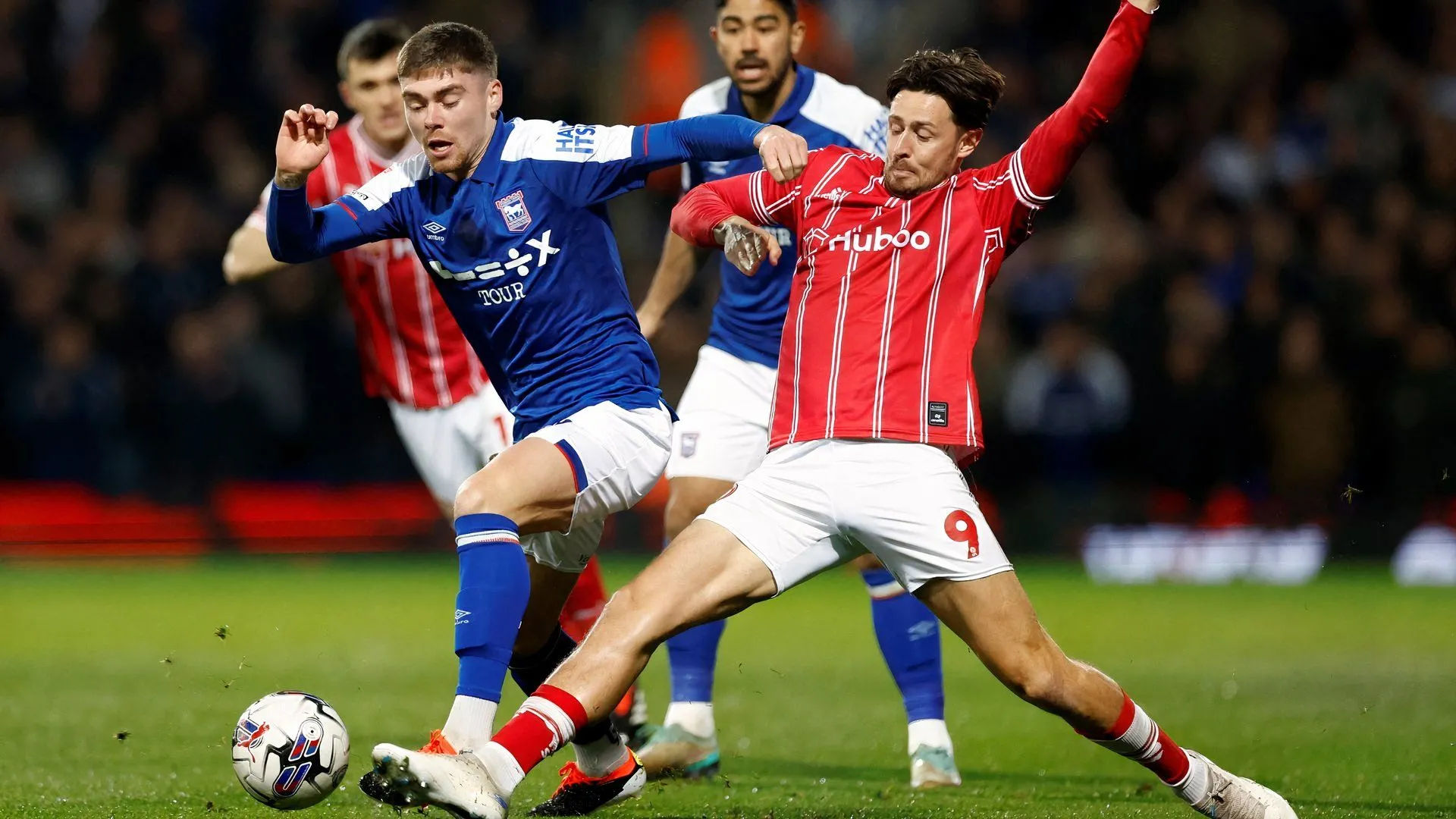 Harry Cornick và Leif Davis trong màu áo Bristol City, tranh chấp trên sân