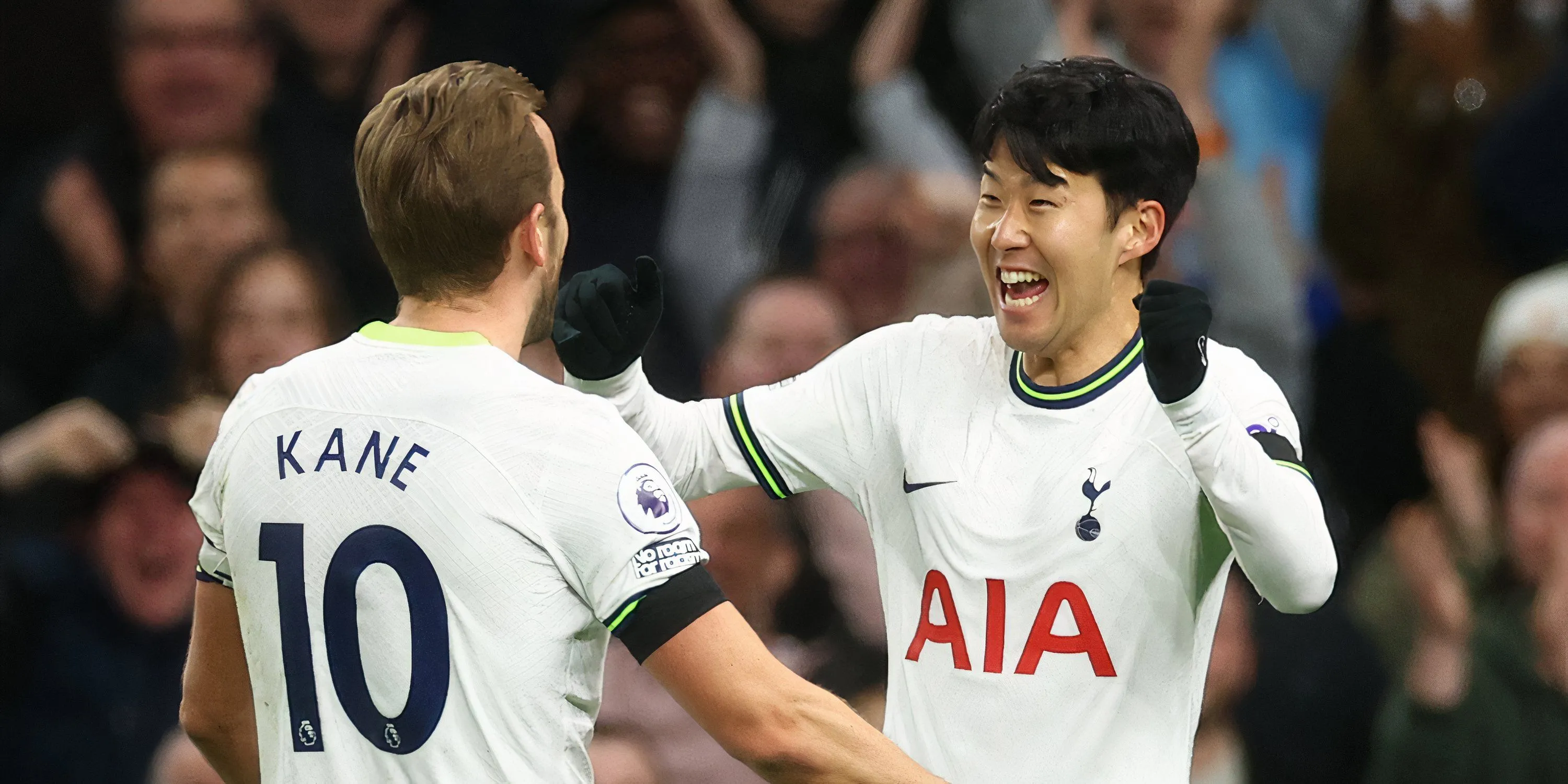 Harry Kane và Heung-min Son ăn mừng bàn thắng cho Tottenham