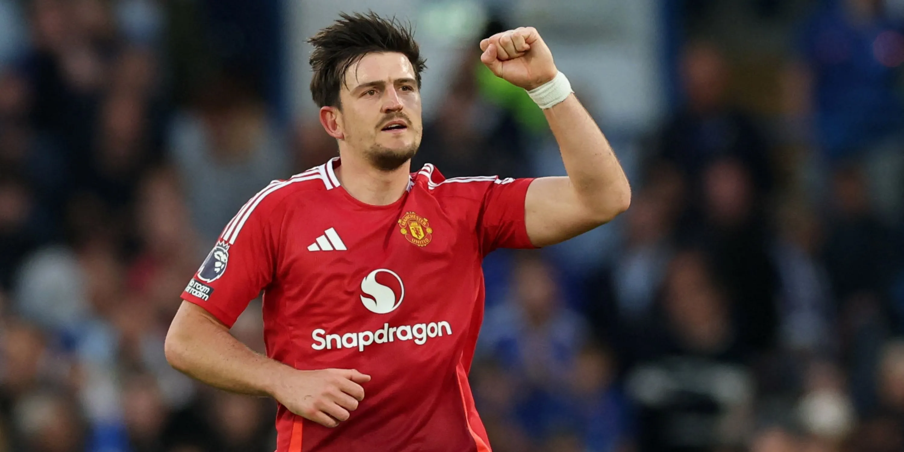 Harry Maguire ăn mừng bàn thắng cho Manchester United tại Anfield