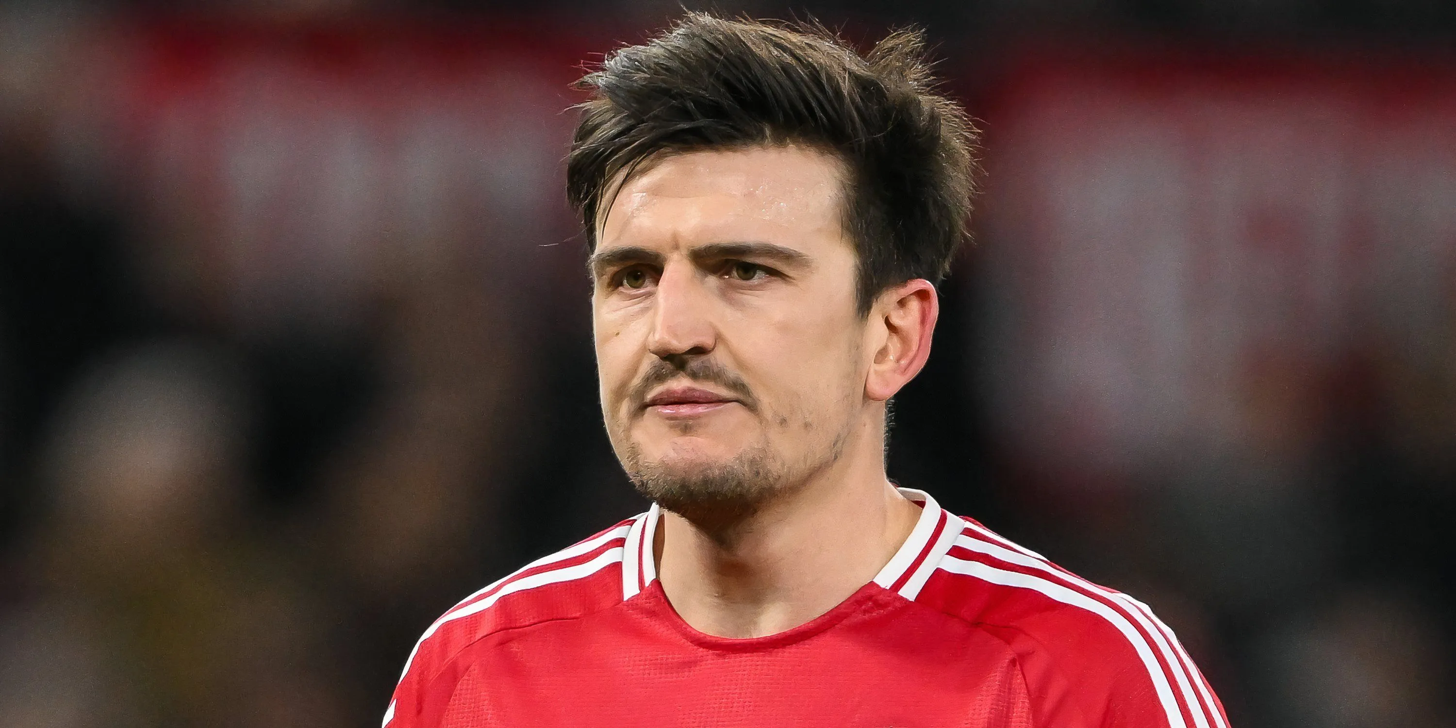 Harry Maguire trung vệ Man United trong pha tranh chấp ở Anfield