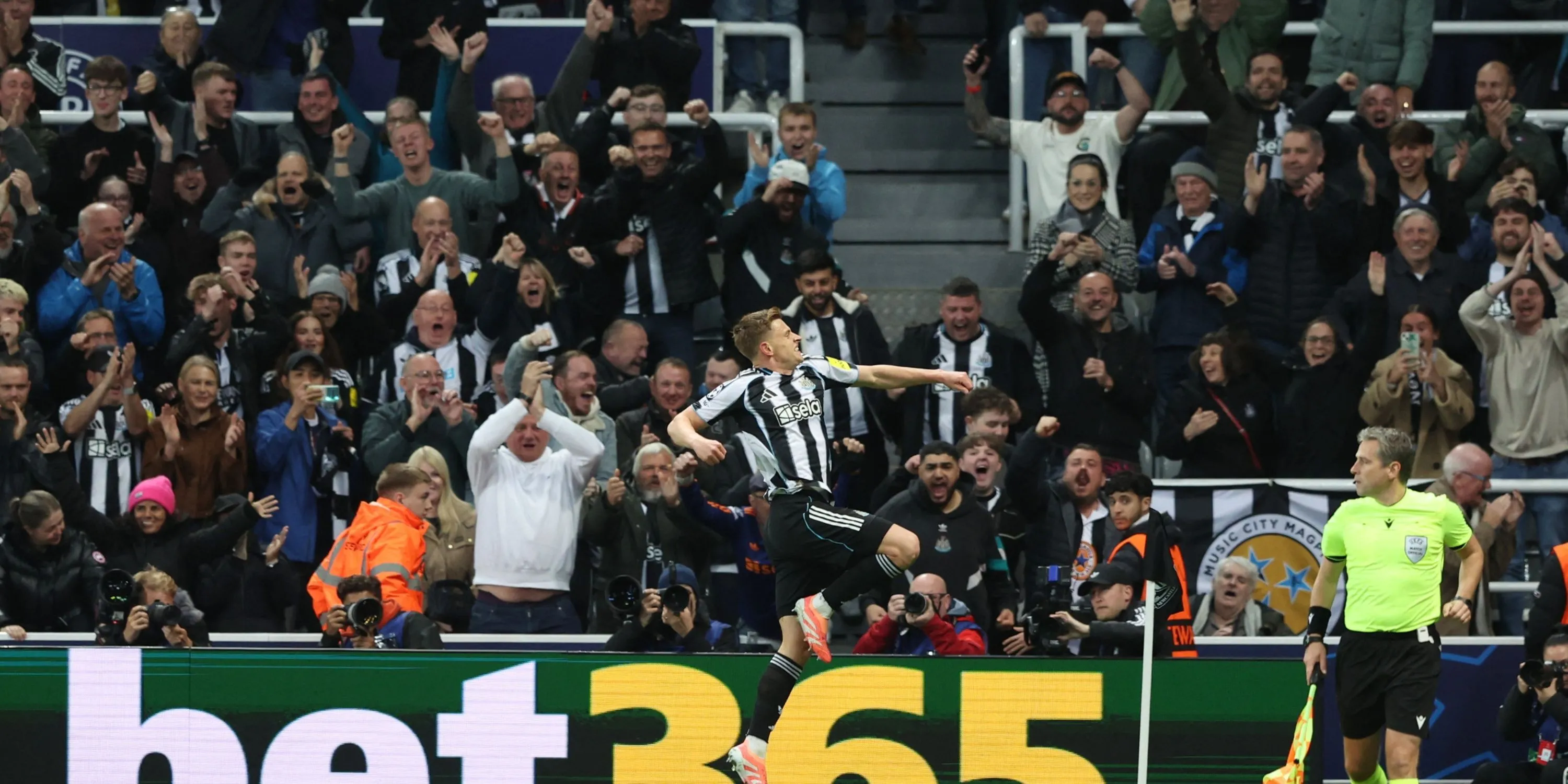Harvey Barnes ghi bàn cho Newcastle, ví dụ về sự khởi sắc nơi hành lang trái