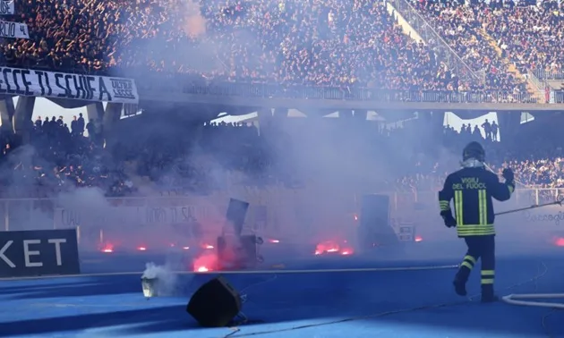 Hình ảnh hỗn loạn khán giả vượt cửa soát vé và xô xát tại Stadio Via del Mare trong trận Lecce – Napoli