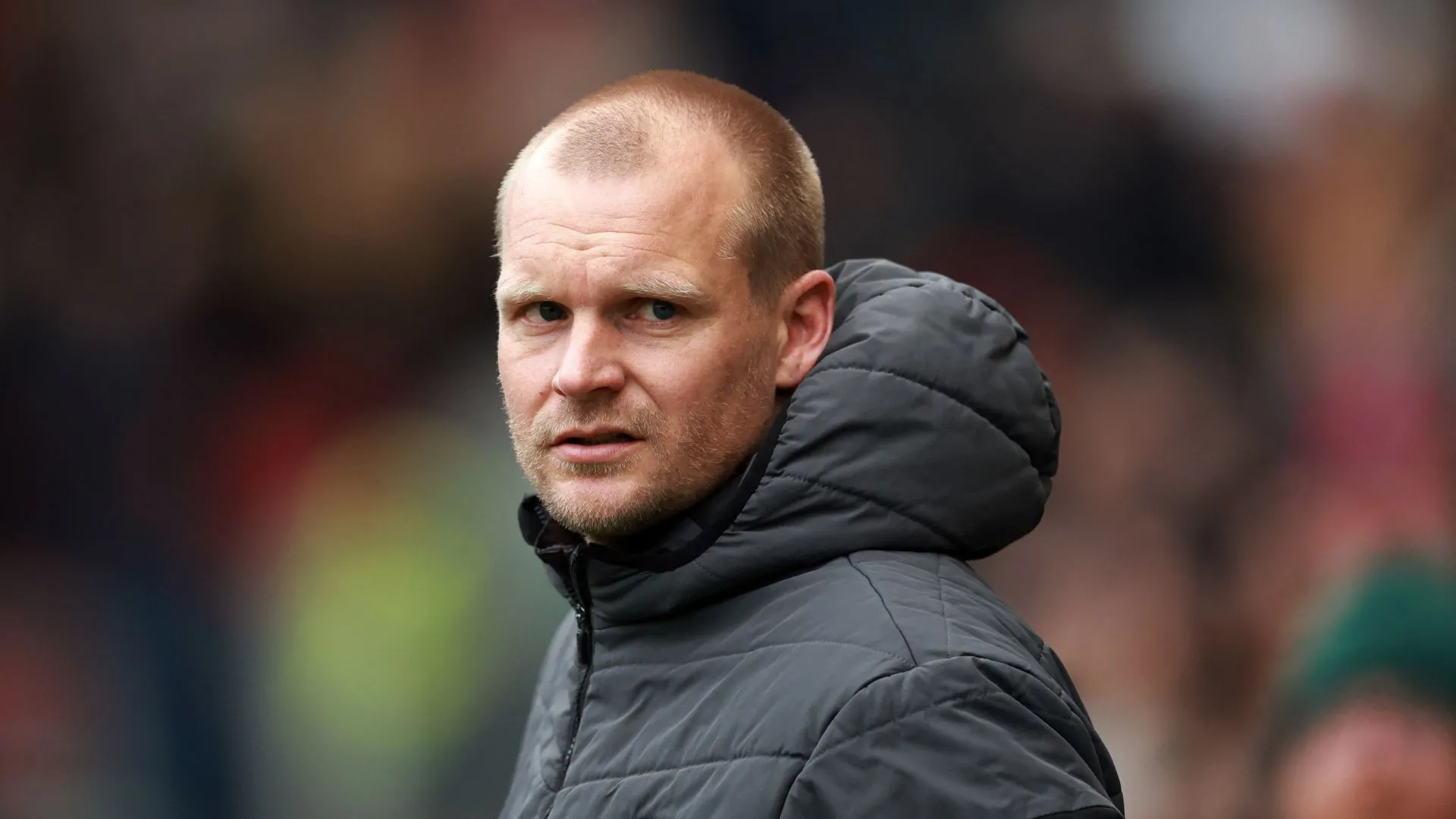 HLV Liam Manning trên sân tập Carrow Road, Norwich City đang tìm kiếm mạch chiến thắng