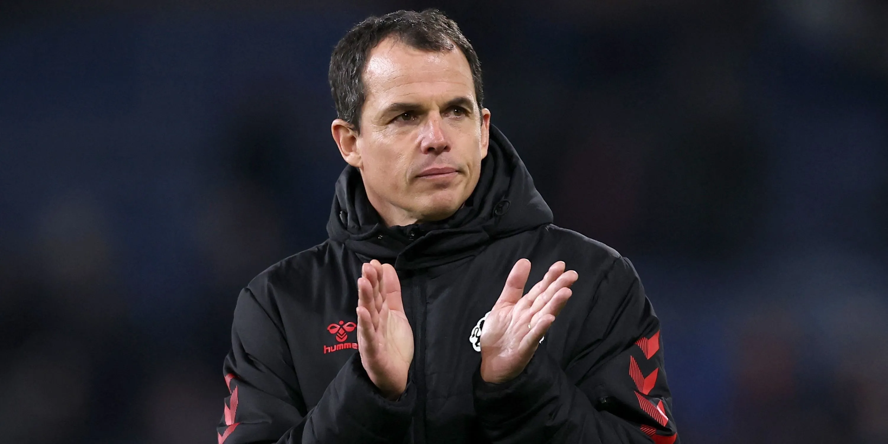 HLV Regis Le Bris vỗ tay cảm ơn cổ động viên Sunderland sau trận đấu