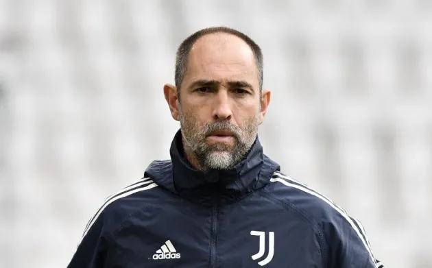 Huấn luyện viên Igor Tudor trong khoảnh khắc căng thẳng trên băng ghế huấn luyện của Juventus, biểu cảm lo lắng thể hiện áp lực trước chuỗi kết quả kém