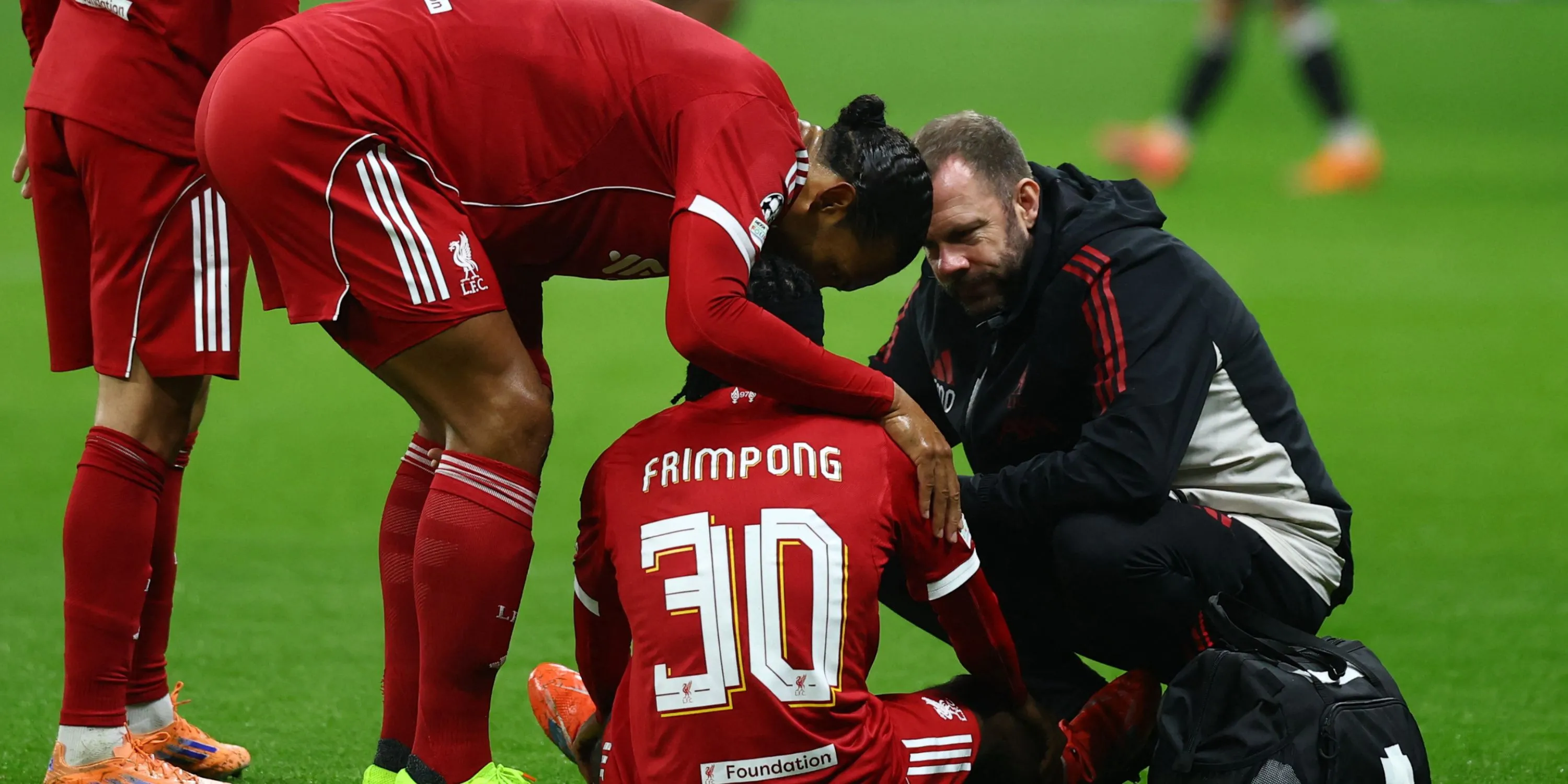 Jeremie Frimpong chấn thương cơ khi khoác áo Liverpool, ảnh hành động trong trận đấu