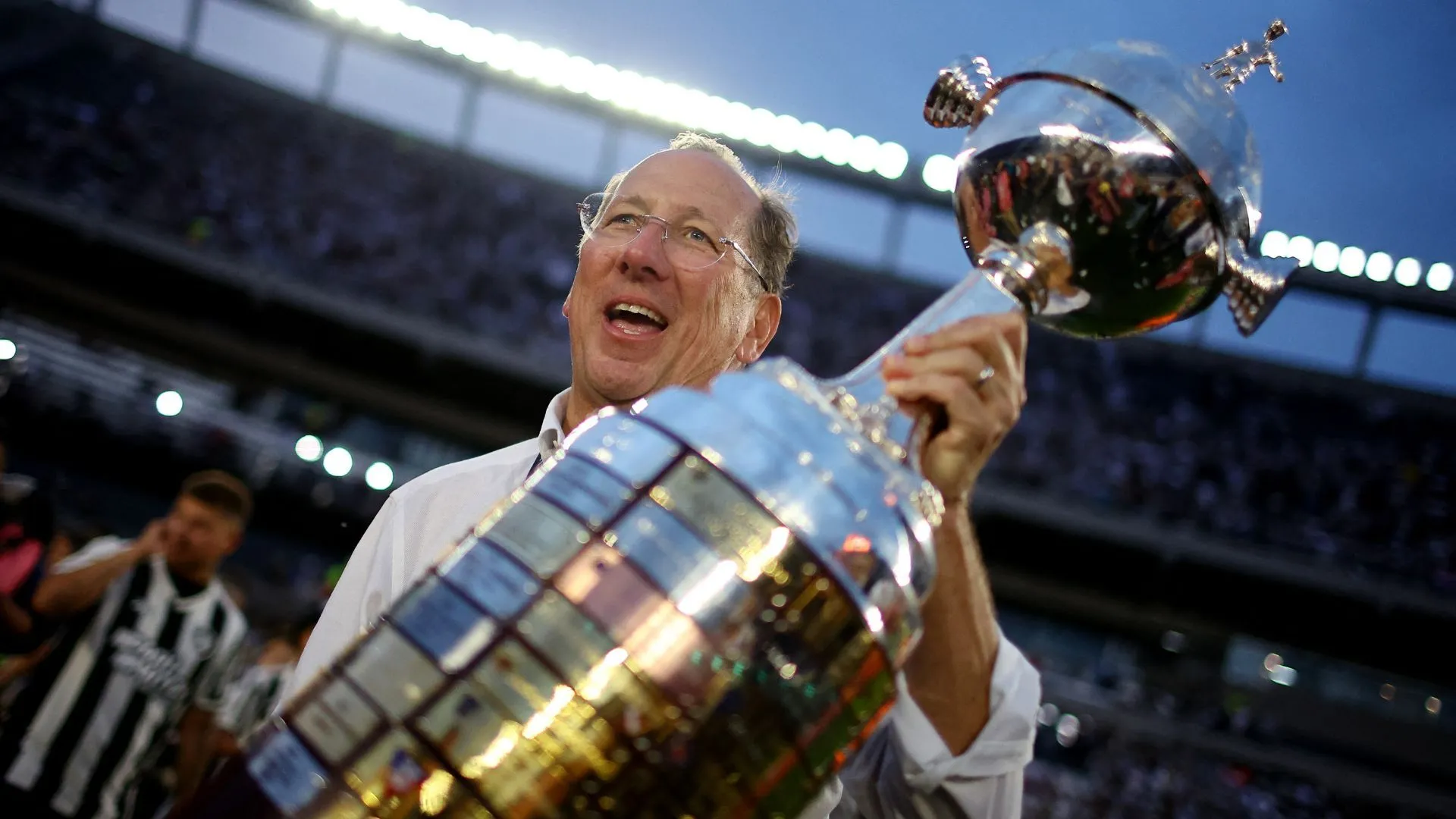 John Textor chụp ảnh chân dung, liên quan tới đề nghị mua câu lạc bộ bóng đá ở Anh