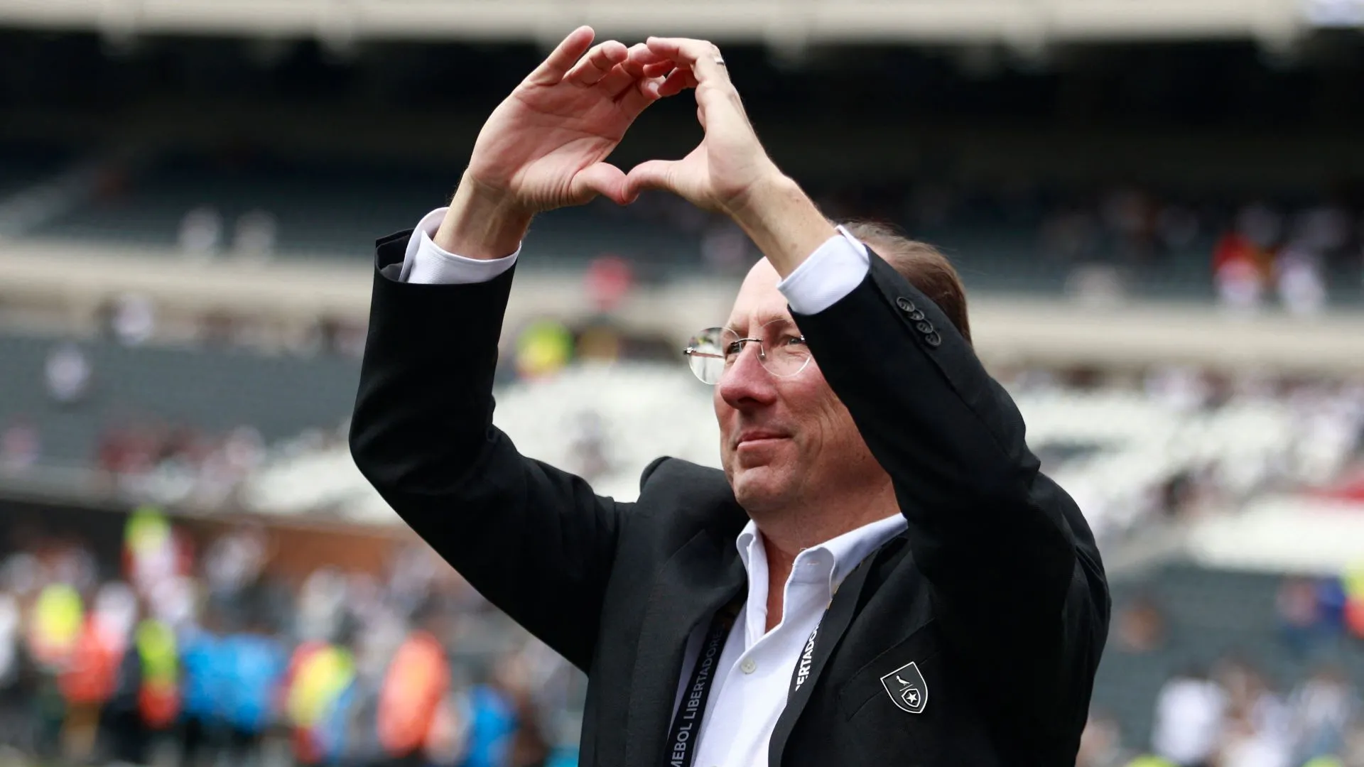 John Textor chụp ảnh chân dung, nhà đầu tư bóng đá Mỹ quan tâm tới Wolves và các CLB Championship