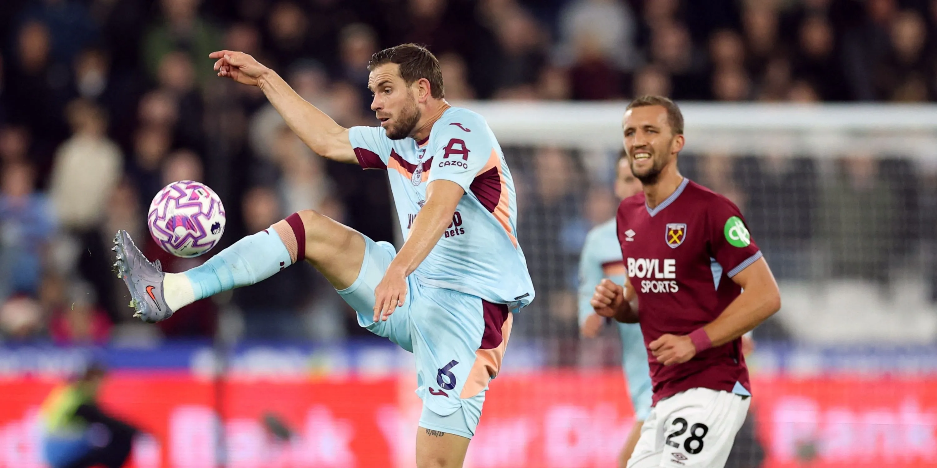 Jordan Henderson tranh chấp với Tomas Soucek tại London Stadium, West Ham vs Brentford 20/10/2025, phản ánh tình trạng CĐV tẩy chay