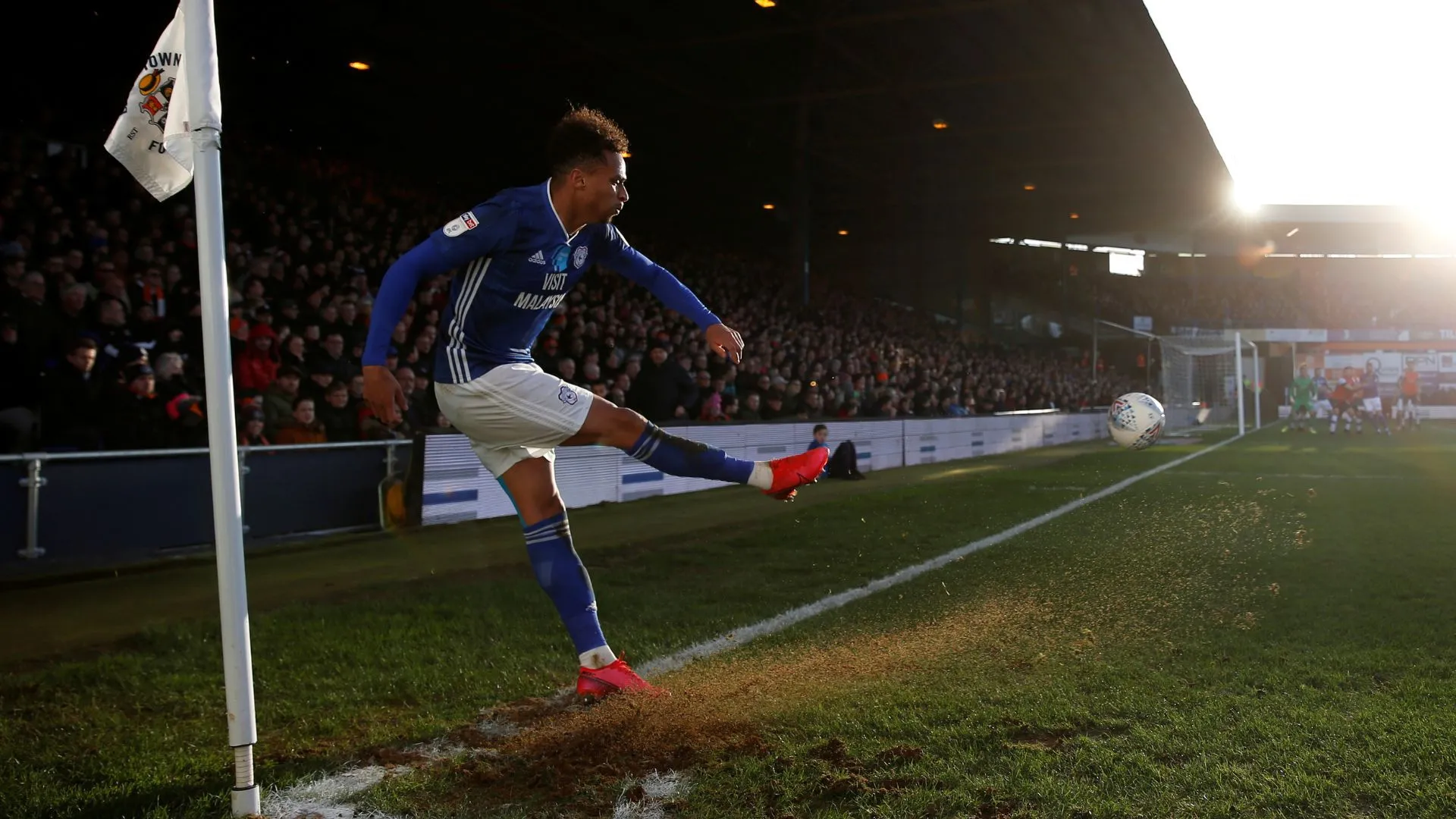 Josh Murphy trong màu áo Cardiff City, cầu thủ chạy cánh nguy hiểm