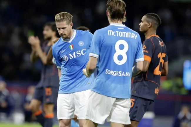 Kevin De Bruyne ôm đùi phải, biểu cảm đau đớn sau chấn thương cơ đùi nghiêm trọng trong trận Napoli - Inter