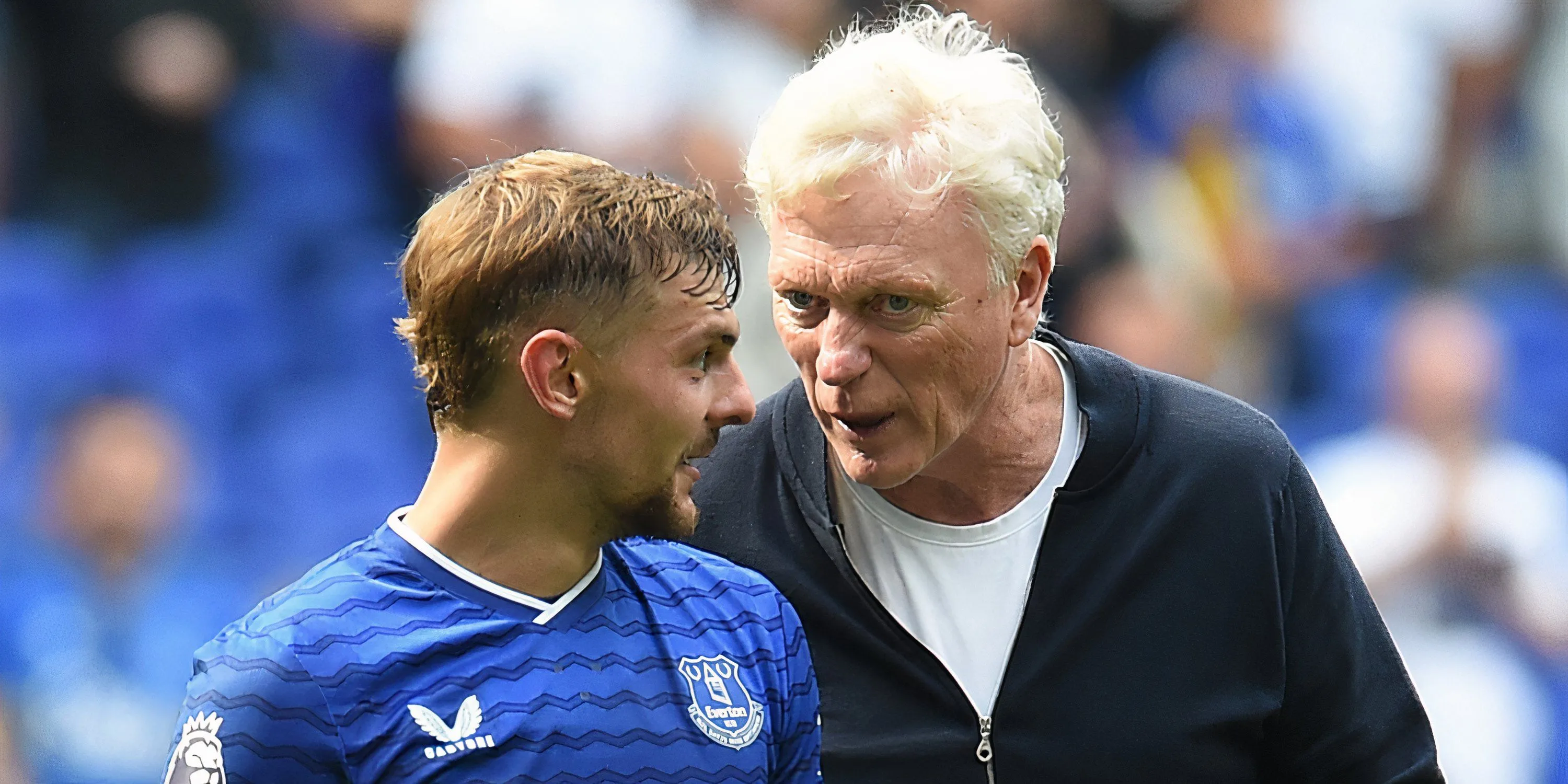 Kiernan Dewsbury-Hall chuyền bóng trong một trận đấu cho Everton