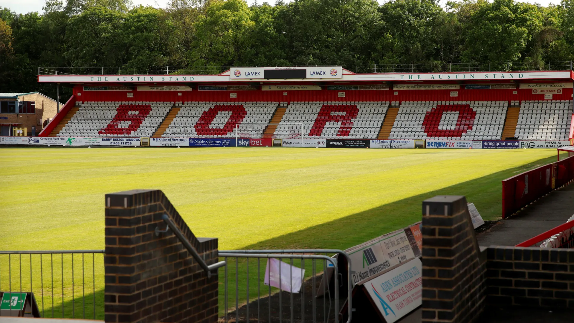 Lamex Stadium sân nhà của Stevenage, nơi đội bóng cân nhắc chiêu mộ Adama Sidibeh