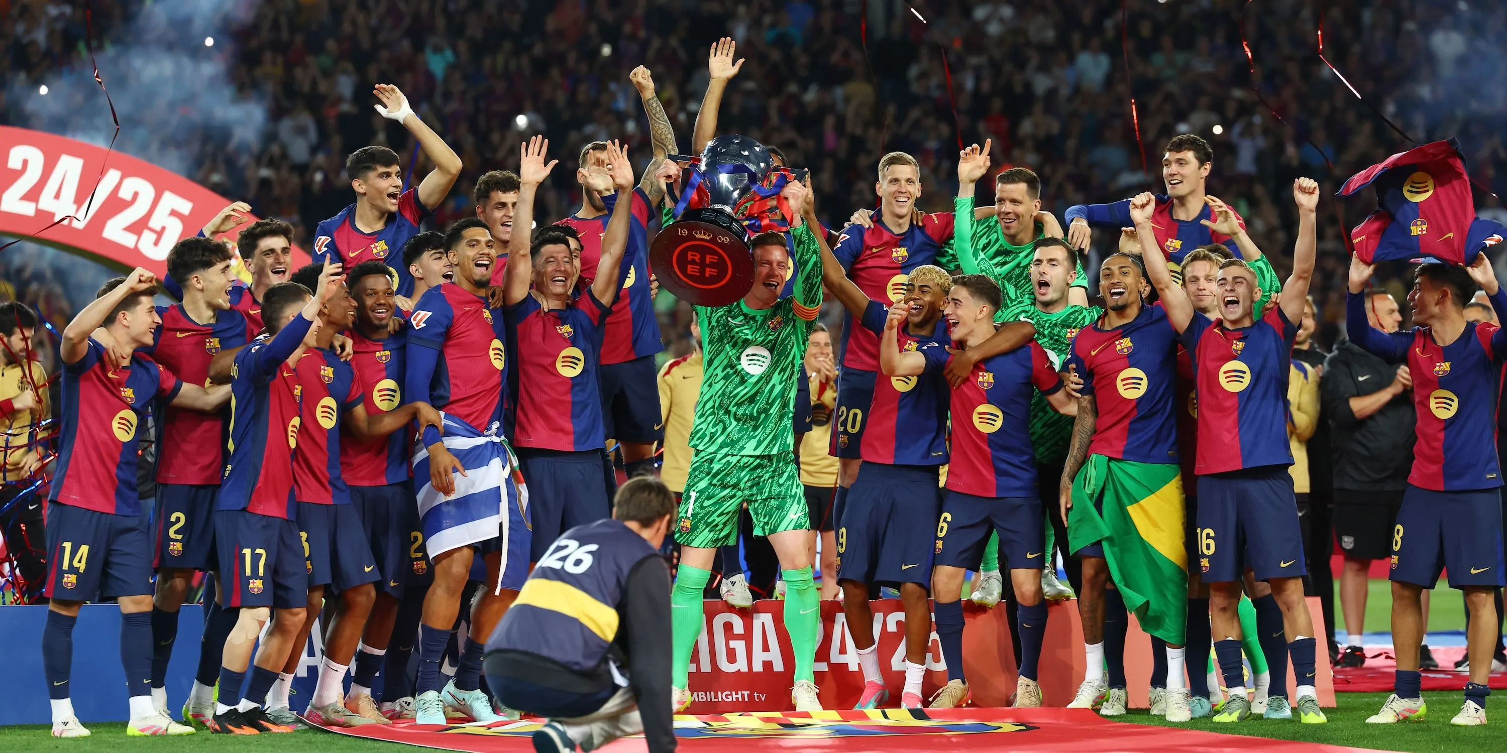 Marc-André ter Stegen nâng cúp LaLiga cùng Barcelona, thủ môn được đề xuất cho Chelsea tháng Một